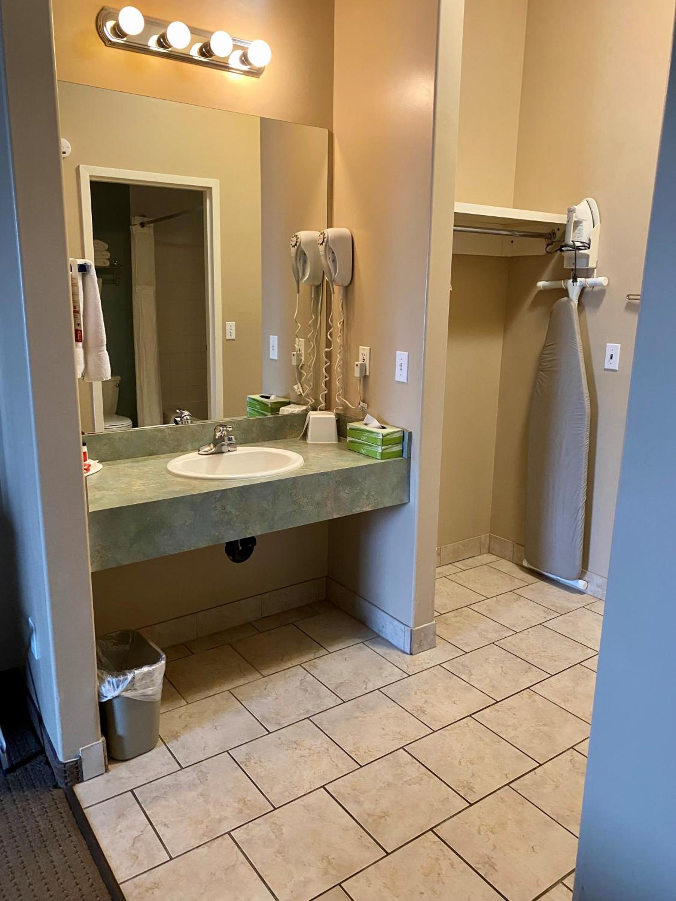 Standard Queen Room with Two Queen Beds - Pet Friendly - Photo 14