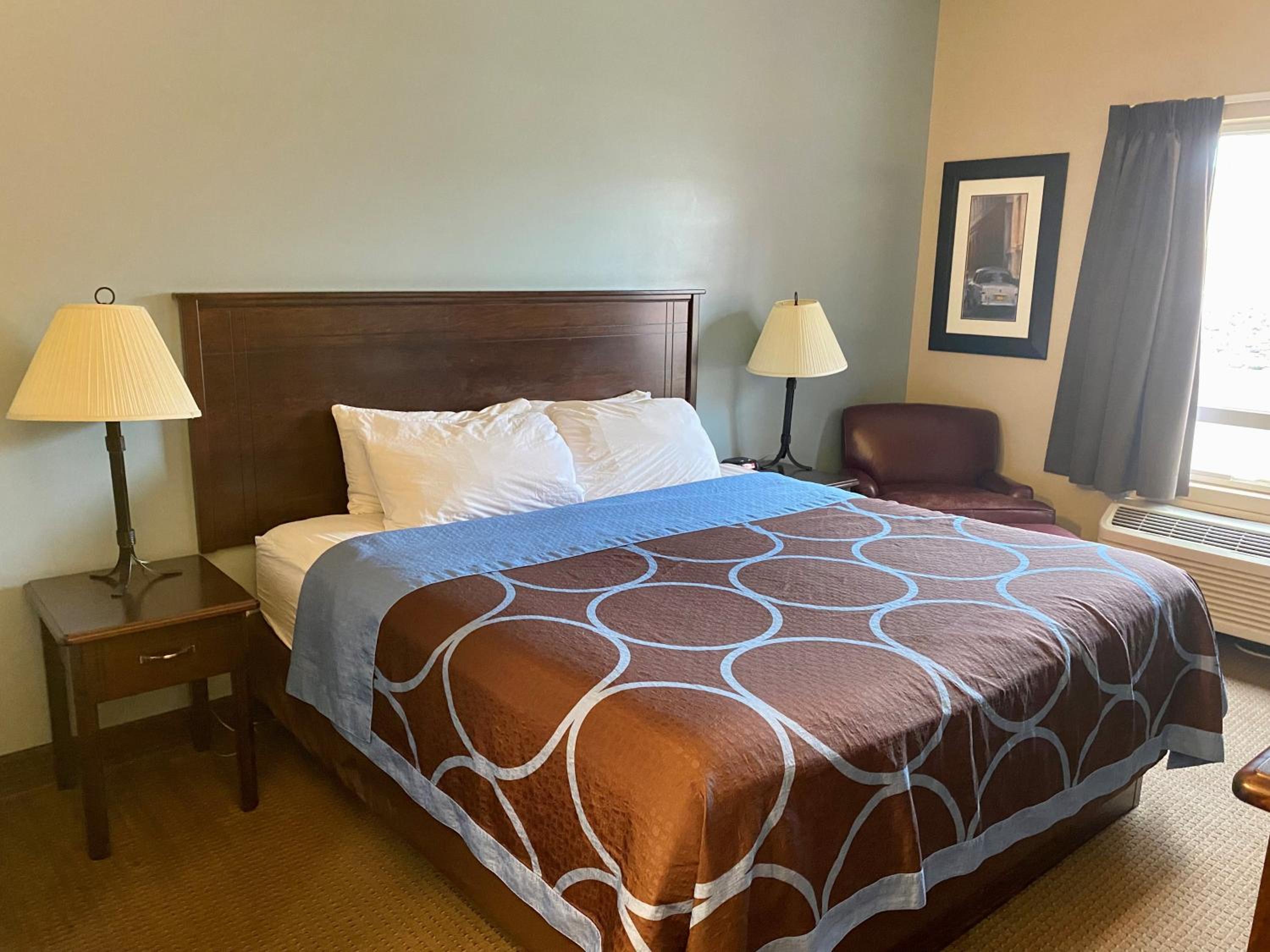 Standard King Room - Photo 11