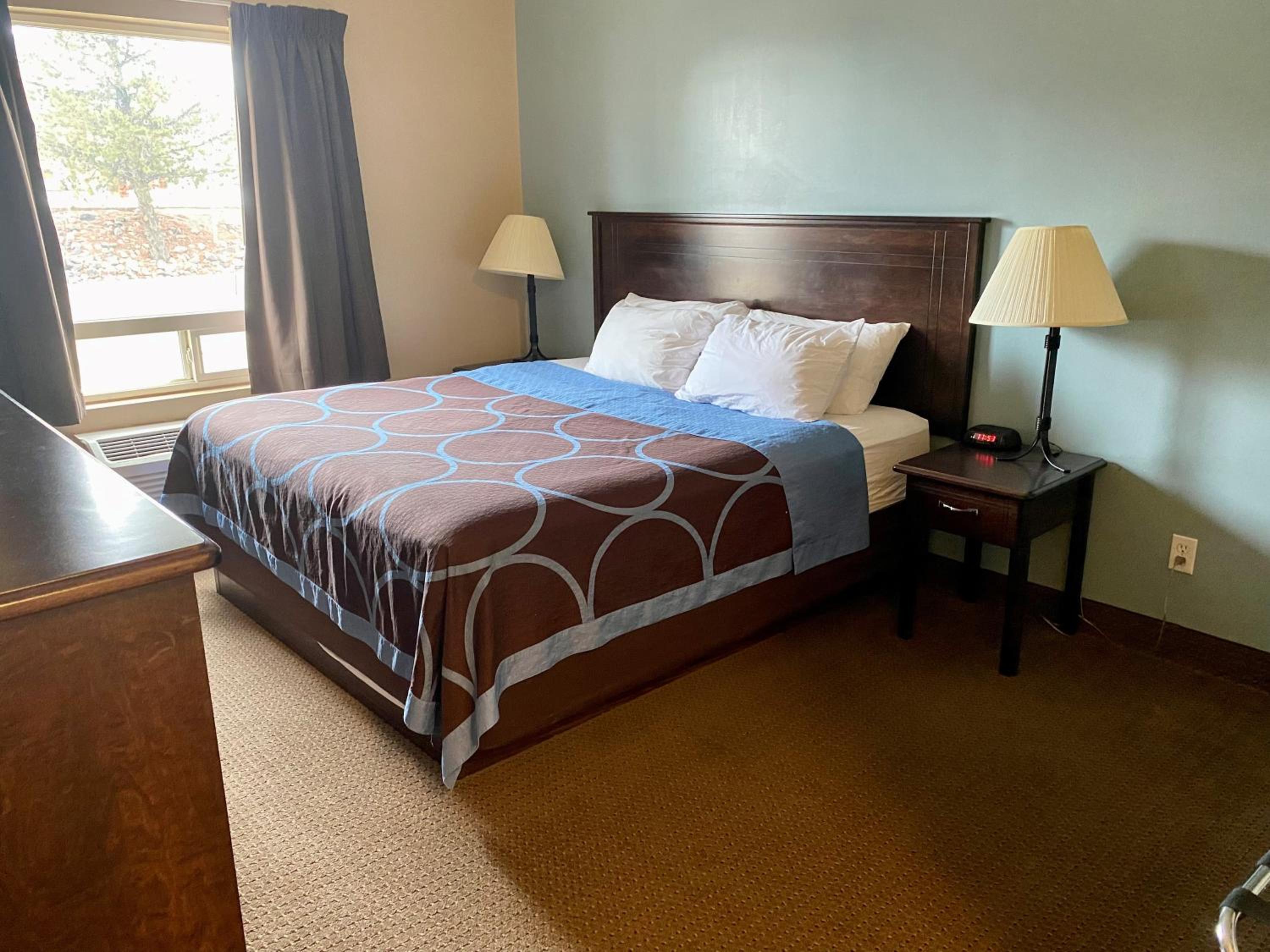 Standard King Room - Photo 8