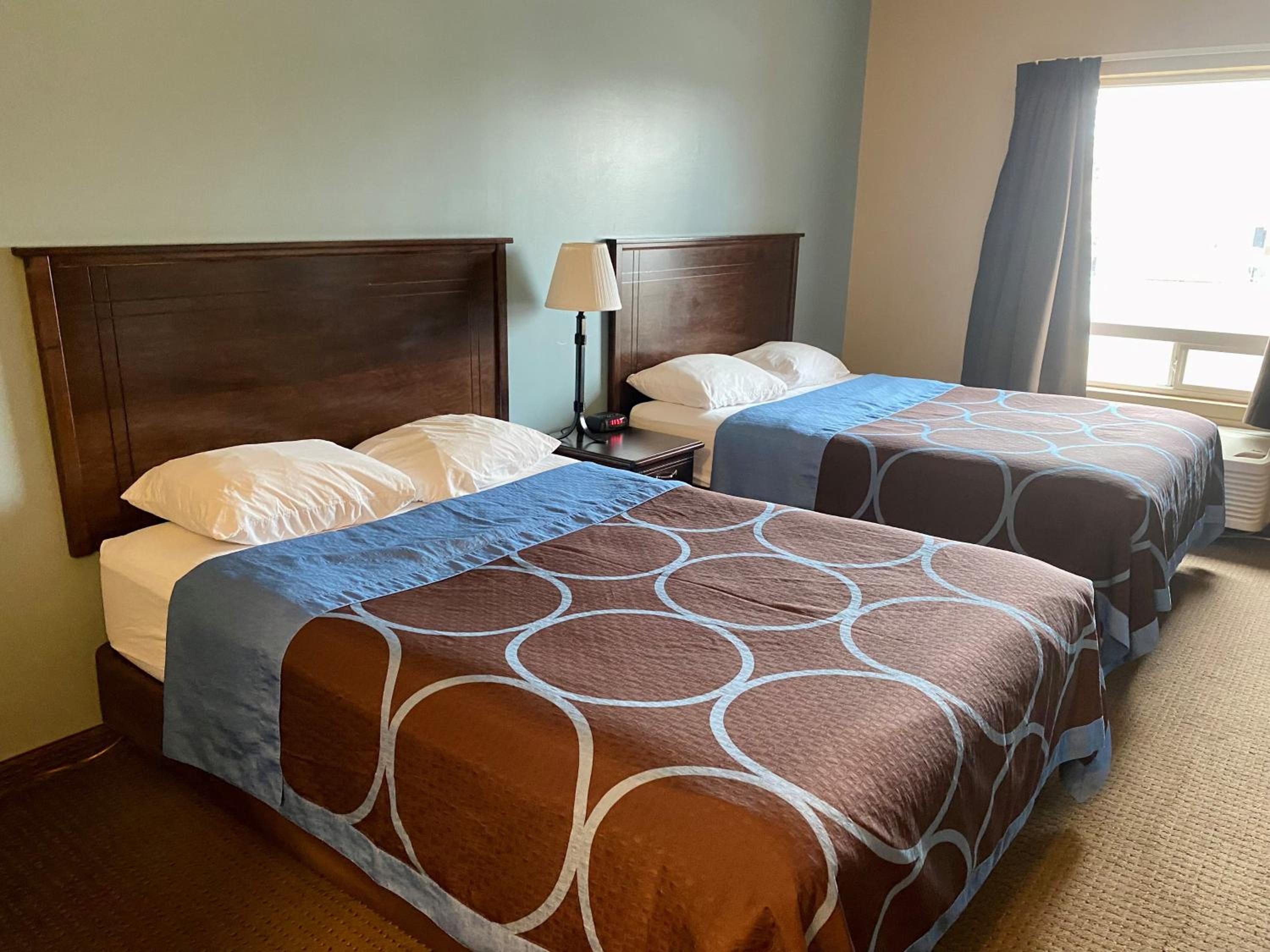 Standard Queen Room with Two Queen Beds - Photo 2