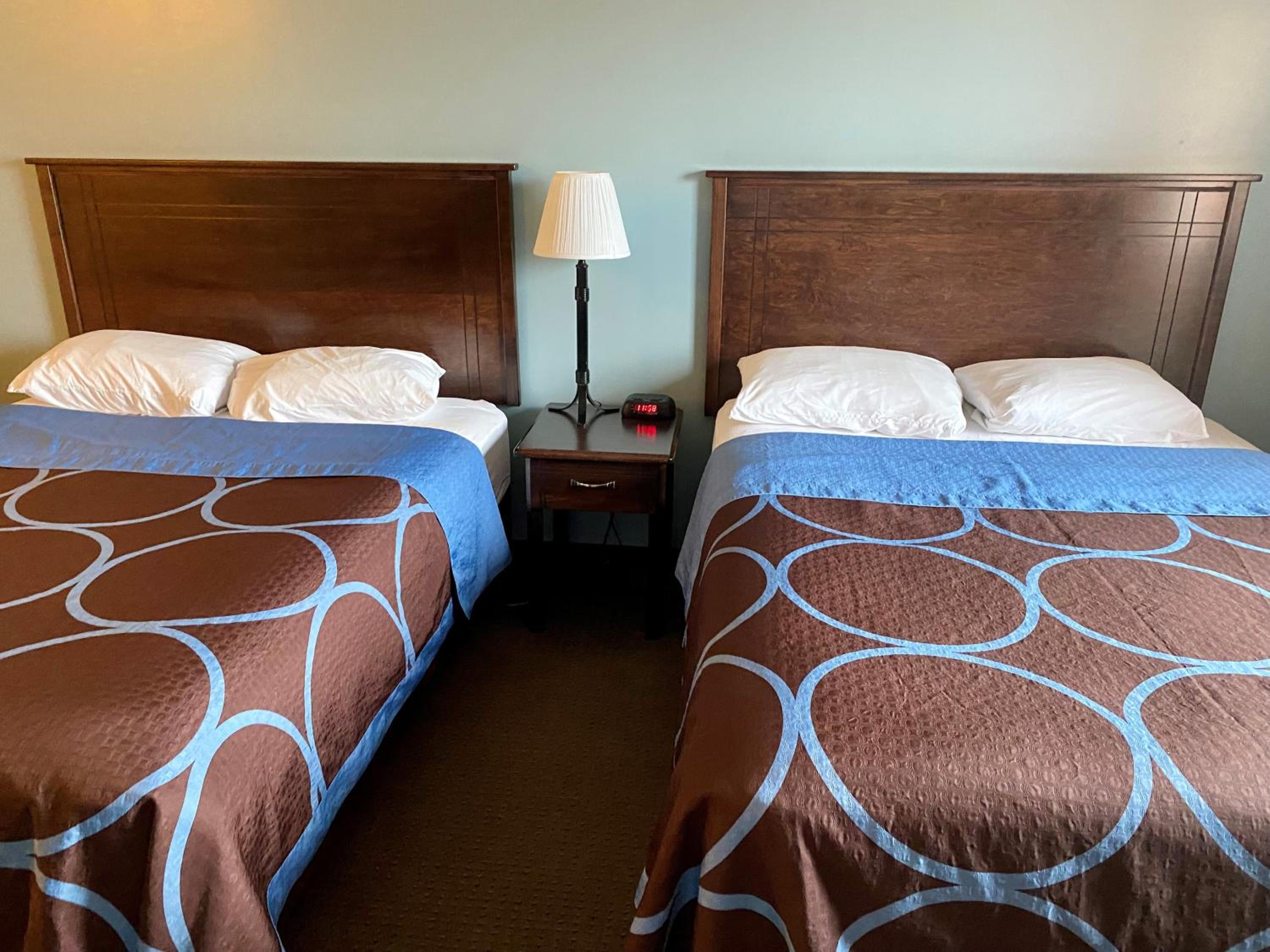 Standard Queen Room with Two Queen Beds - Photo 3