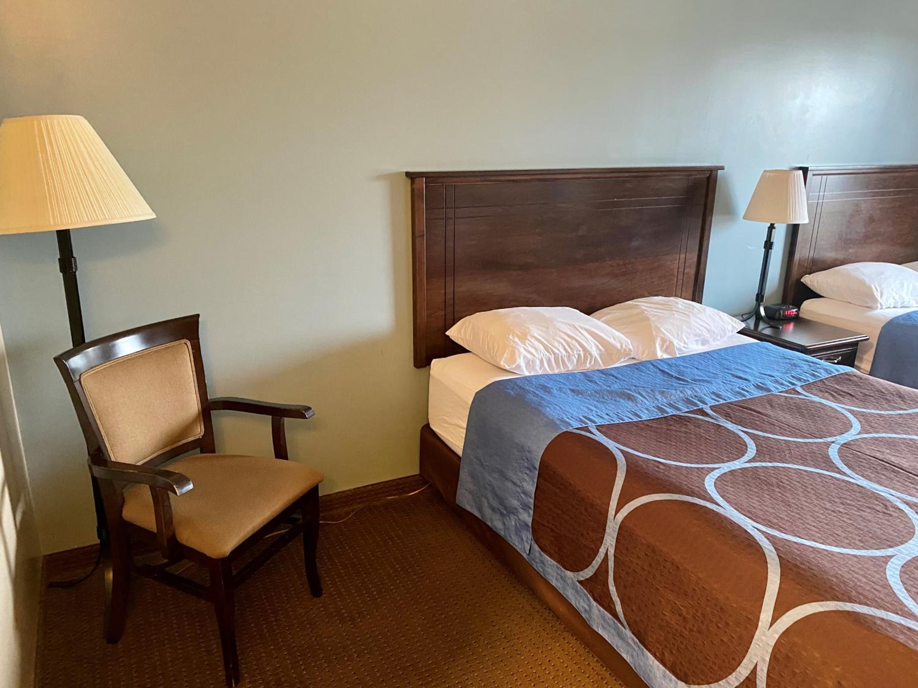 Standard Queen Room with Two Queen Beds - Photo 11