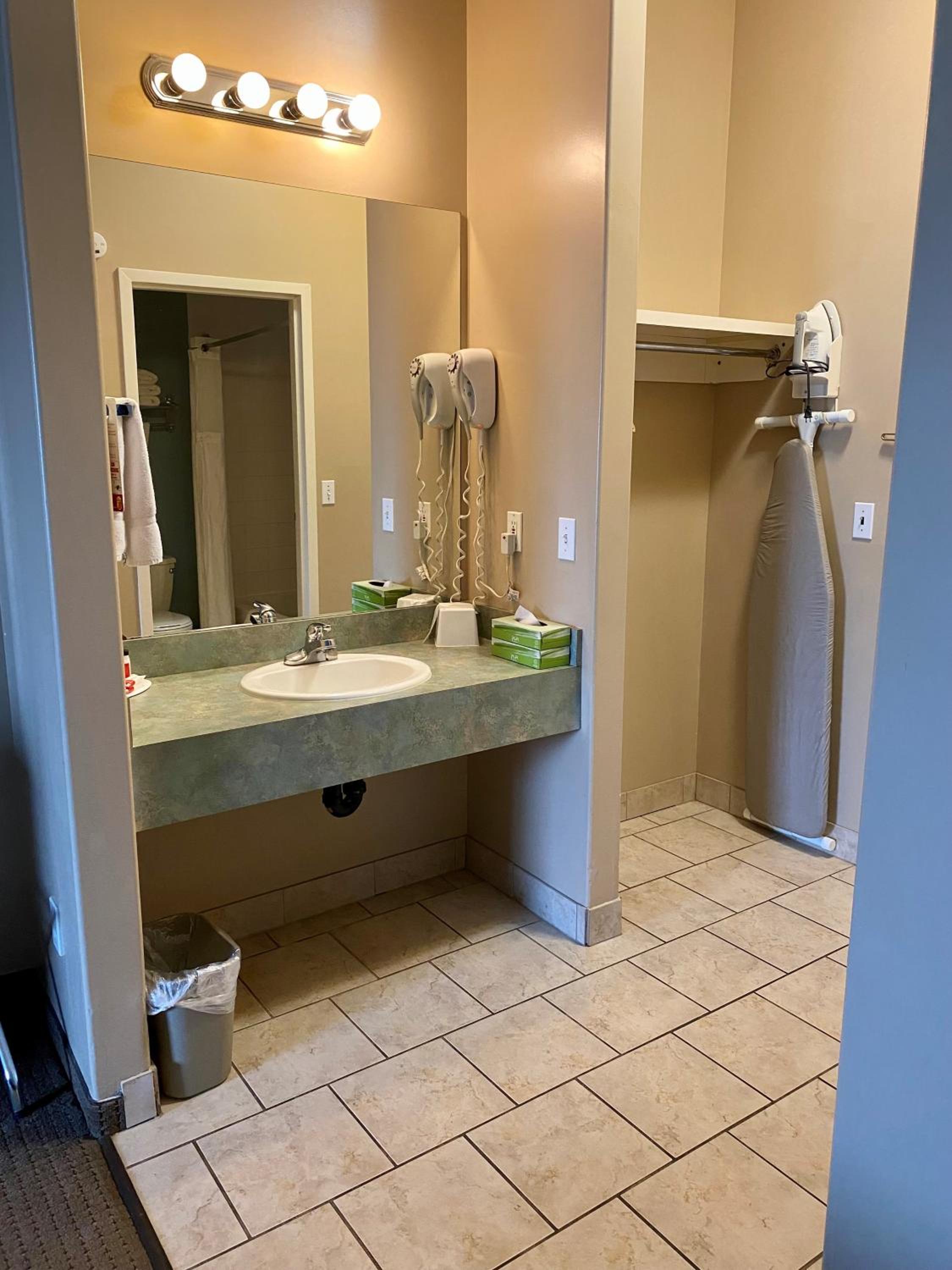 Standard King Room - Photo 12