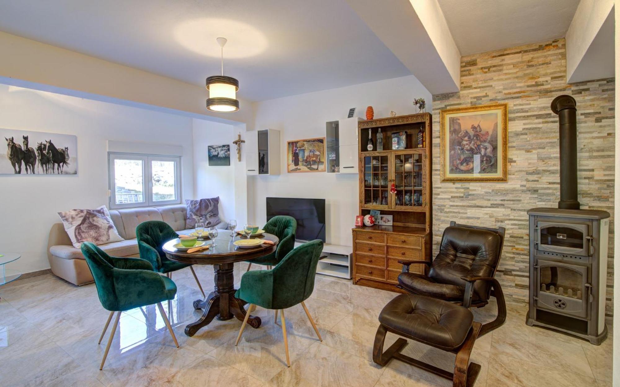 One-Bedroom Apartment - Photo 2