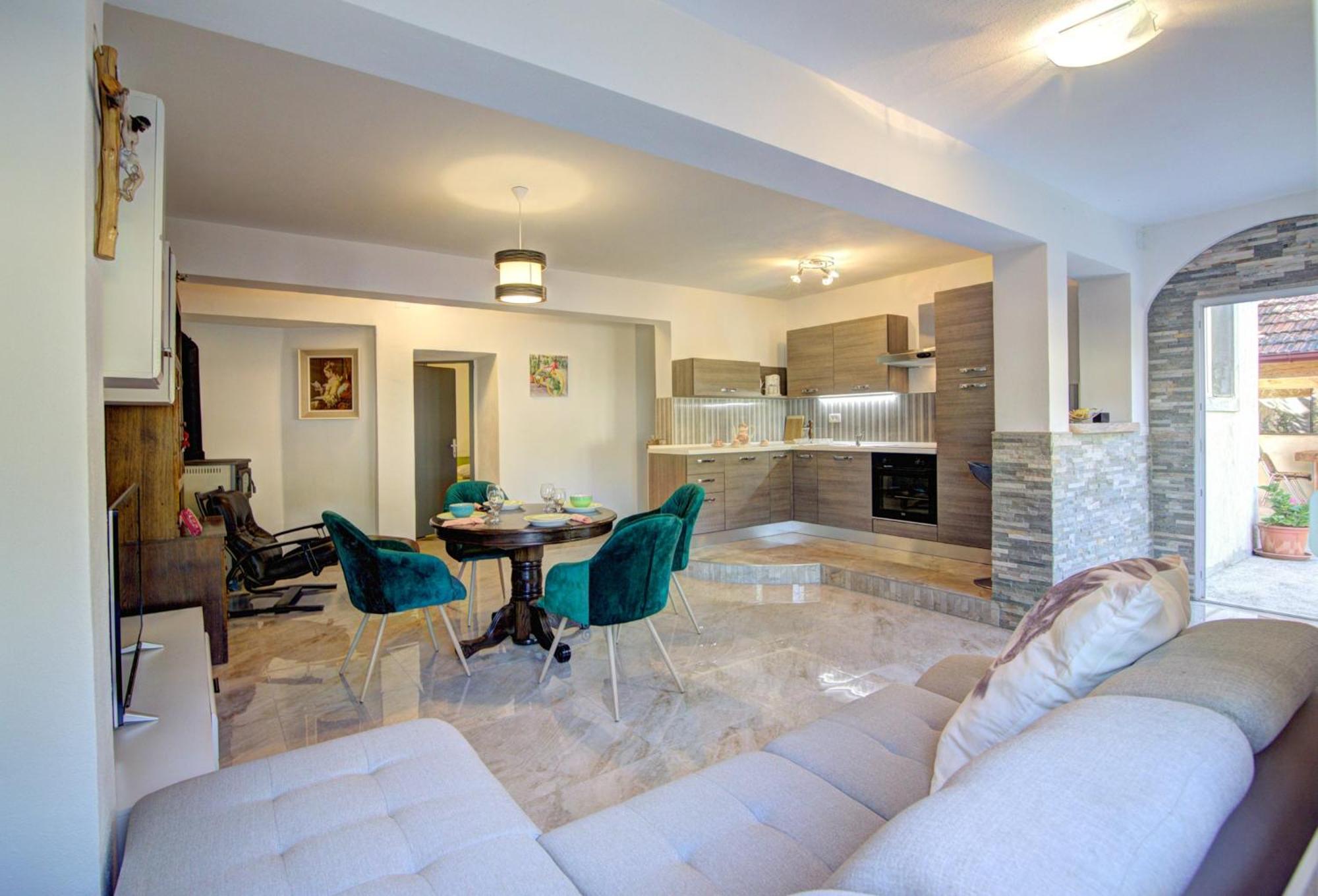 One-Bedroom Apartment - Photo 3