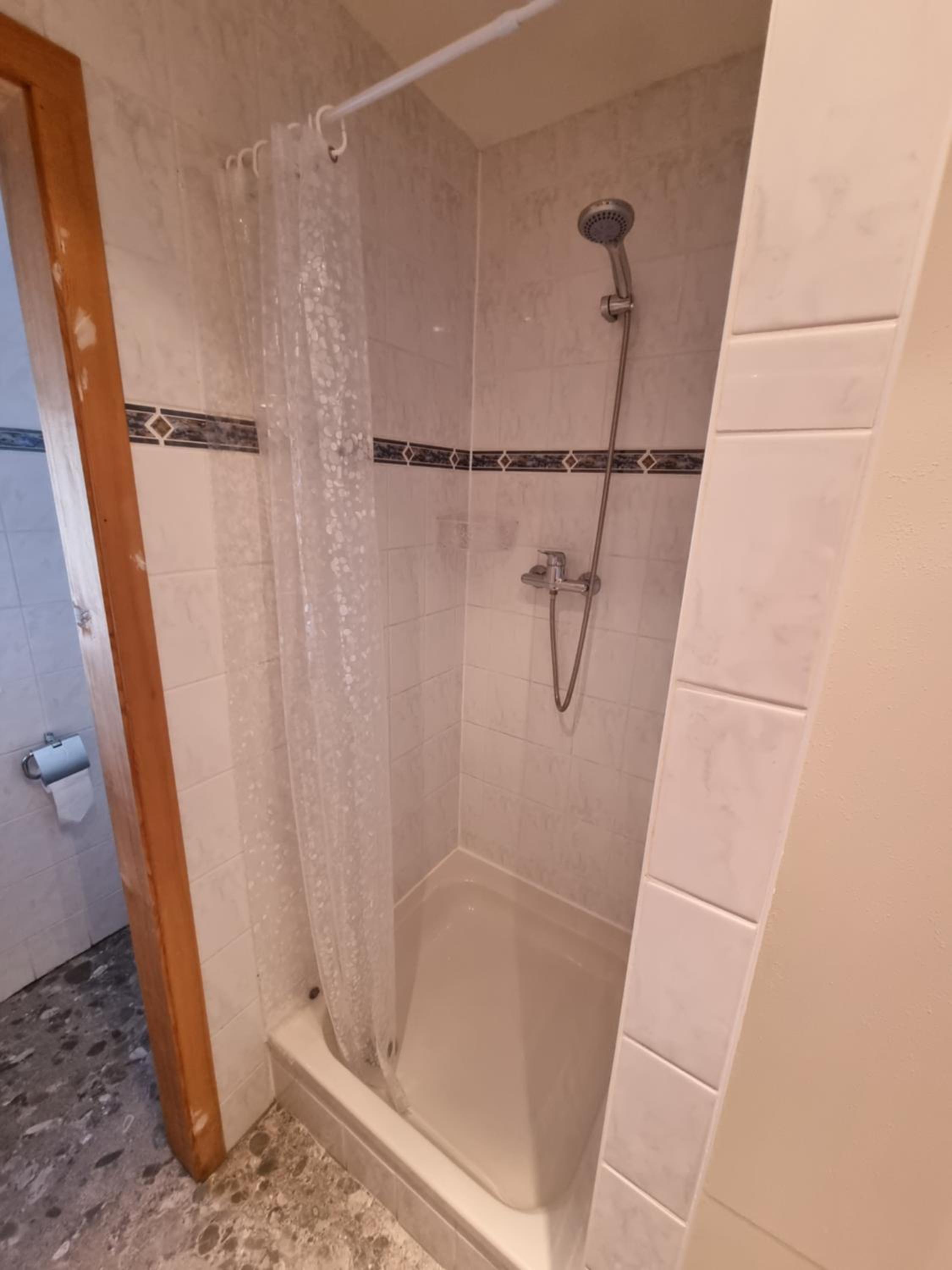 Double Room with Private Bathroom - Photo 4