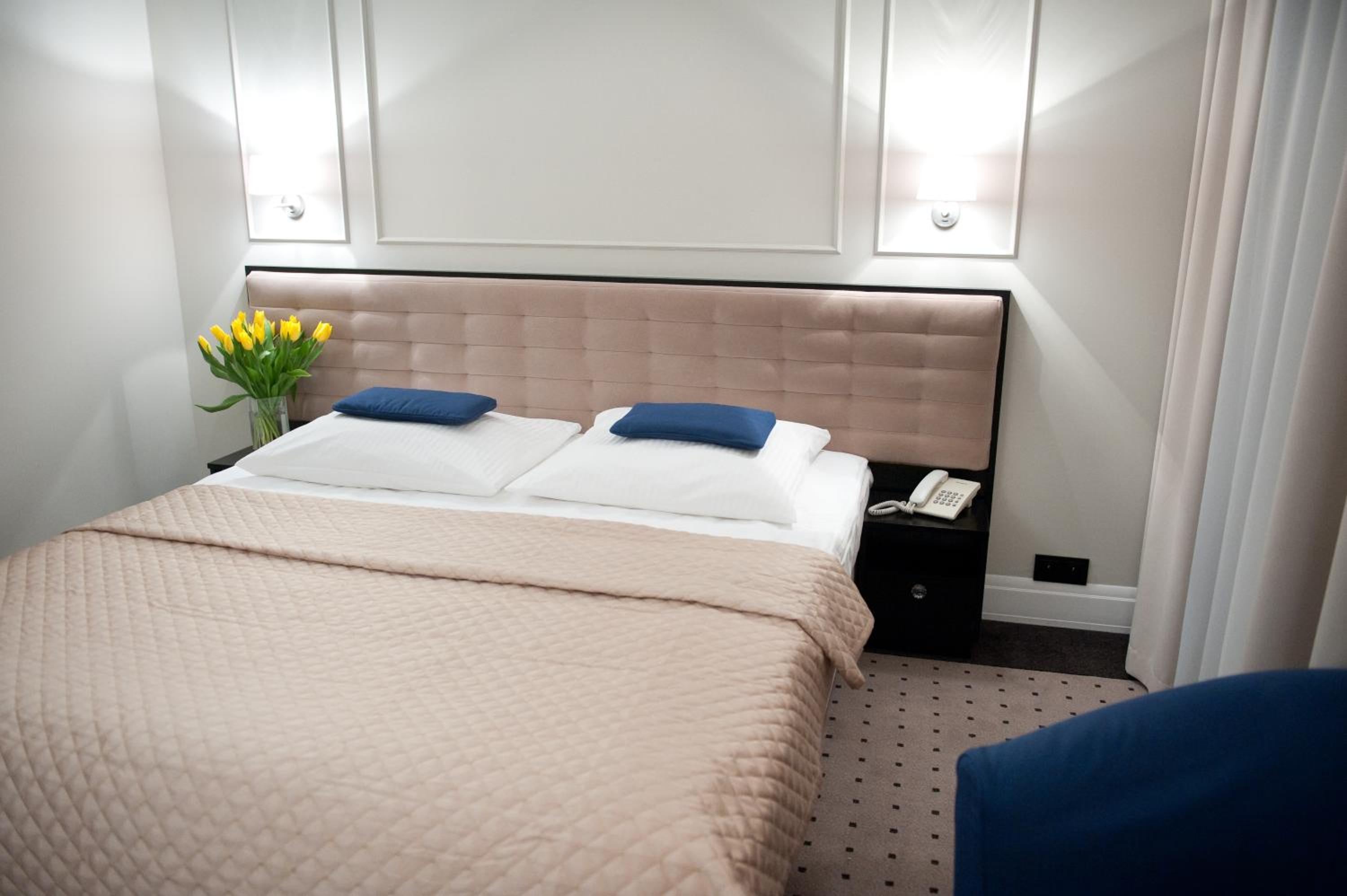 Double or Twin Room - Photo 9