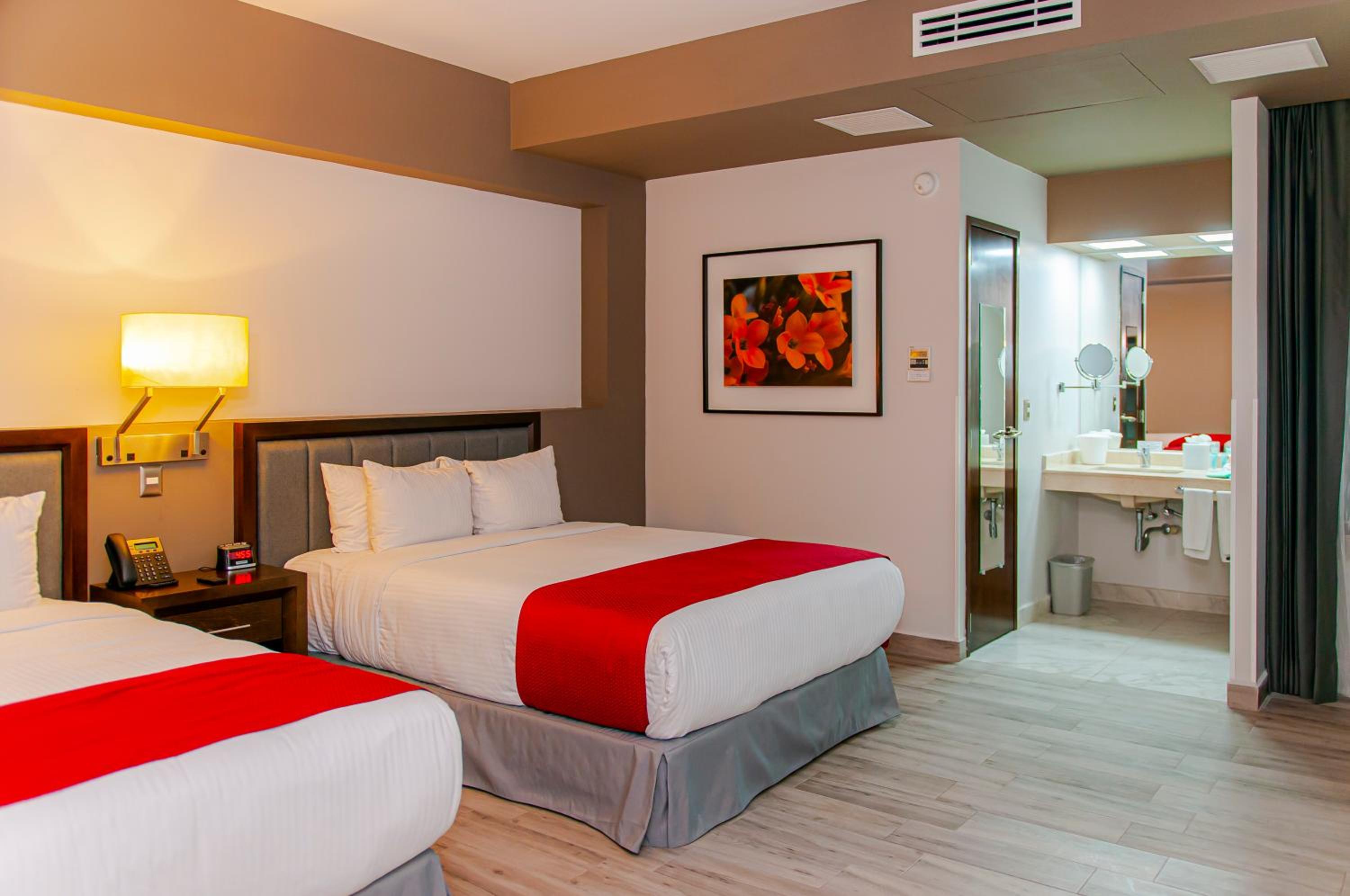 Queen Room with Two Queen Beds - Pet Friendly photo 3