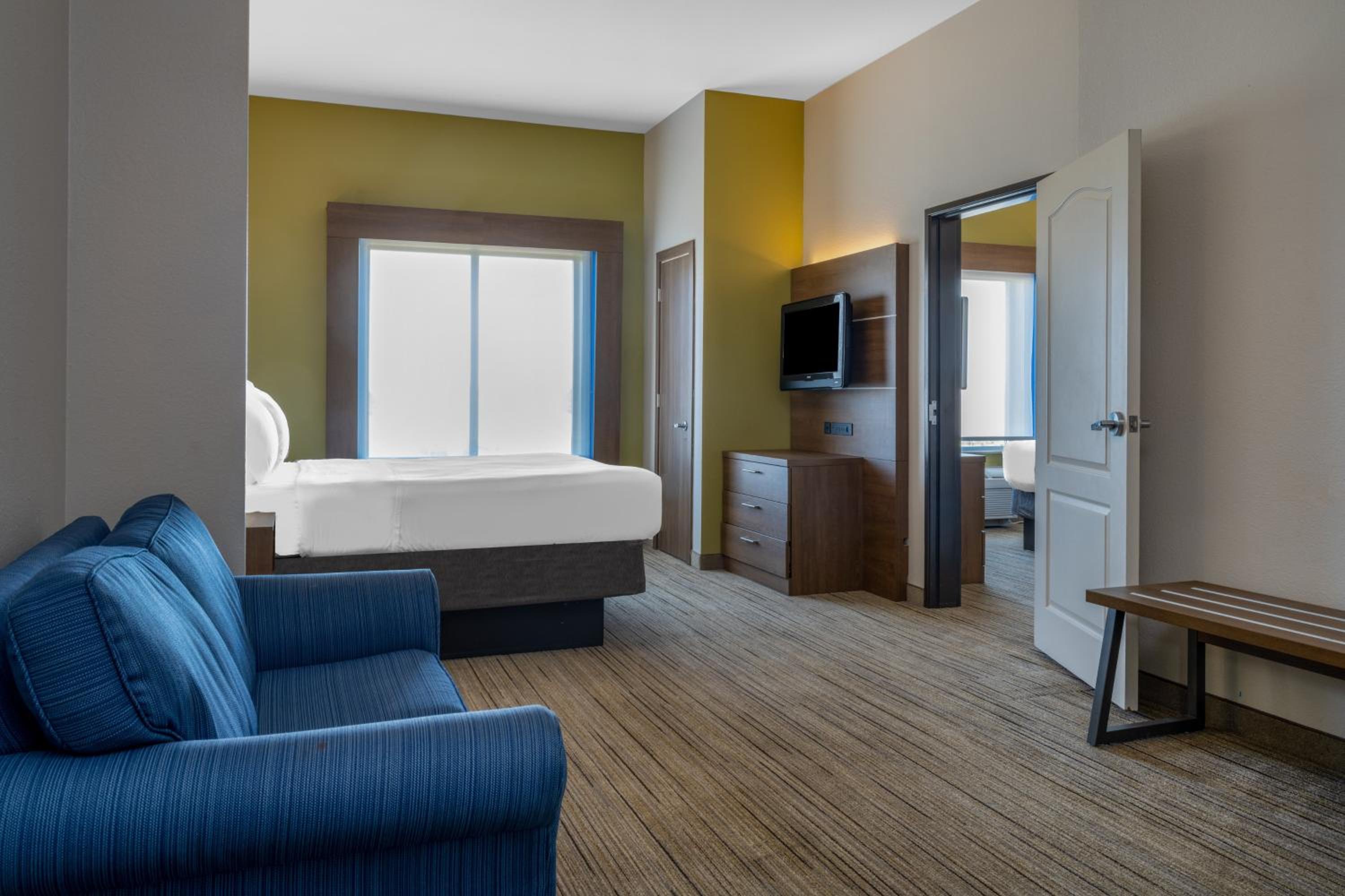 Two-Bedroom Suite - Photo 2