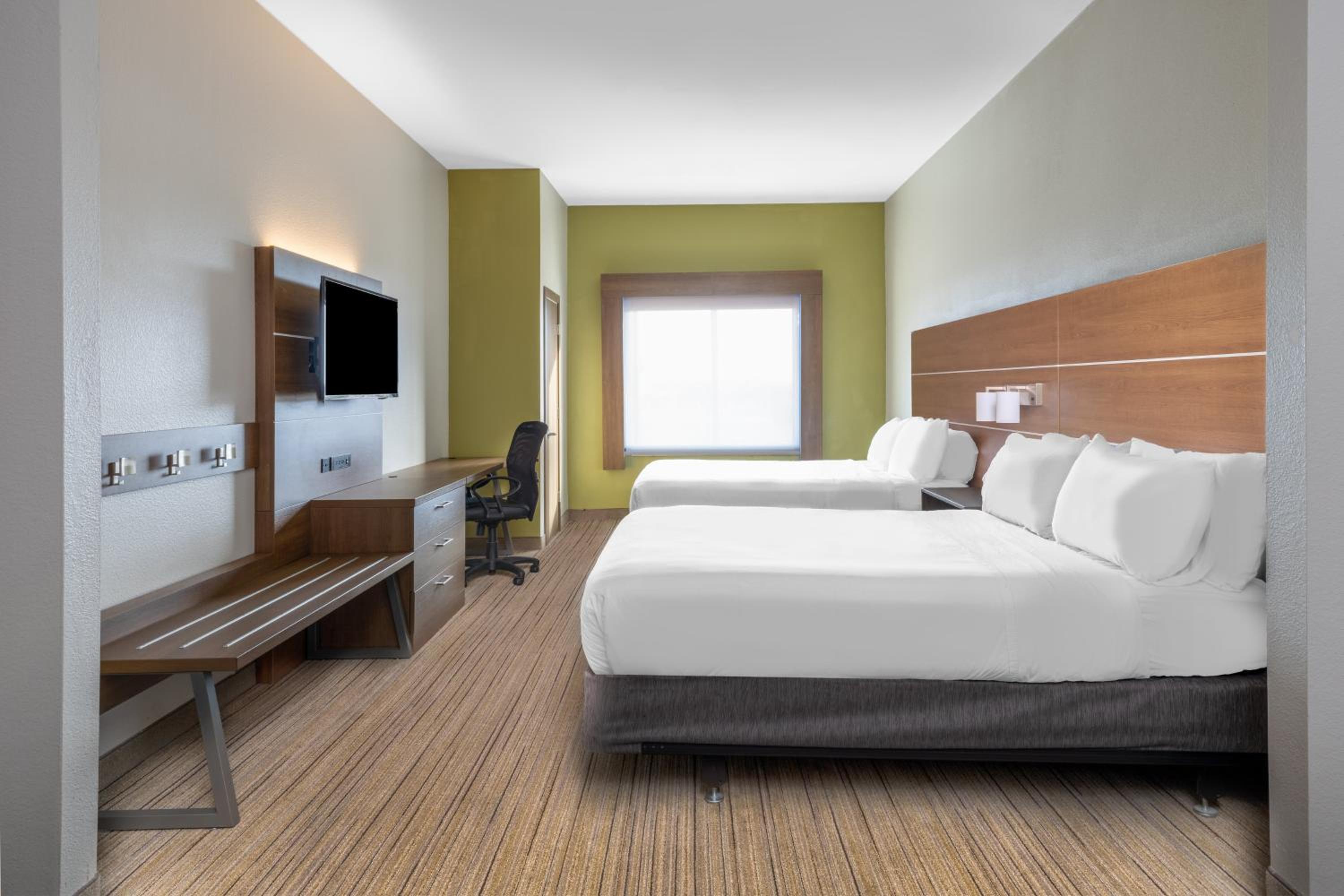 Queen Suite with Two Queen Beds - Photo 5