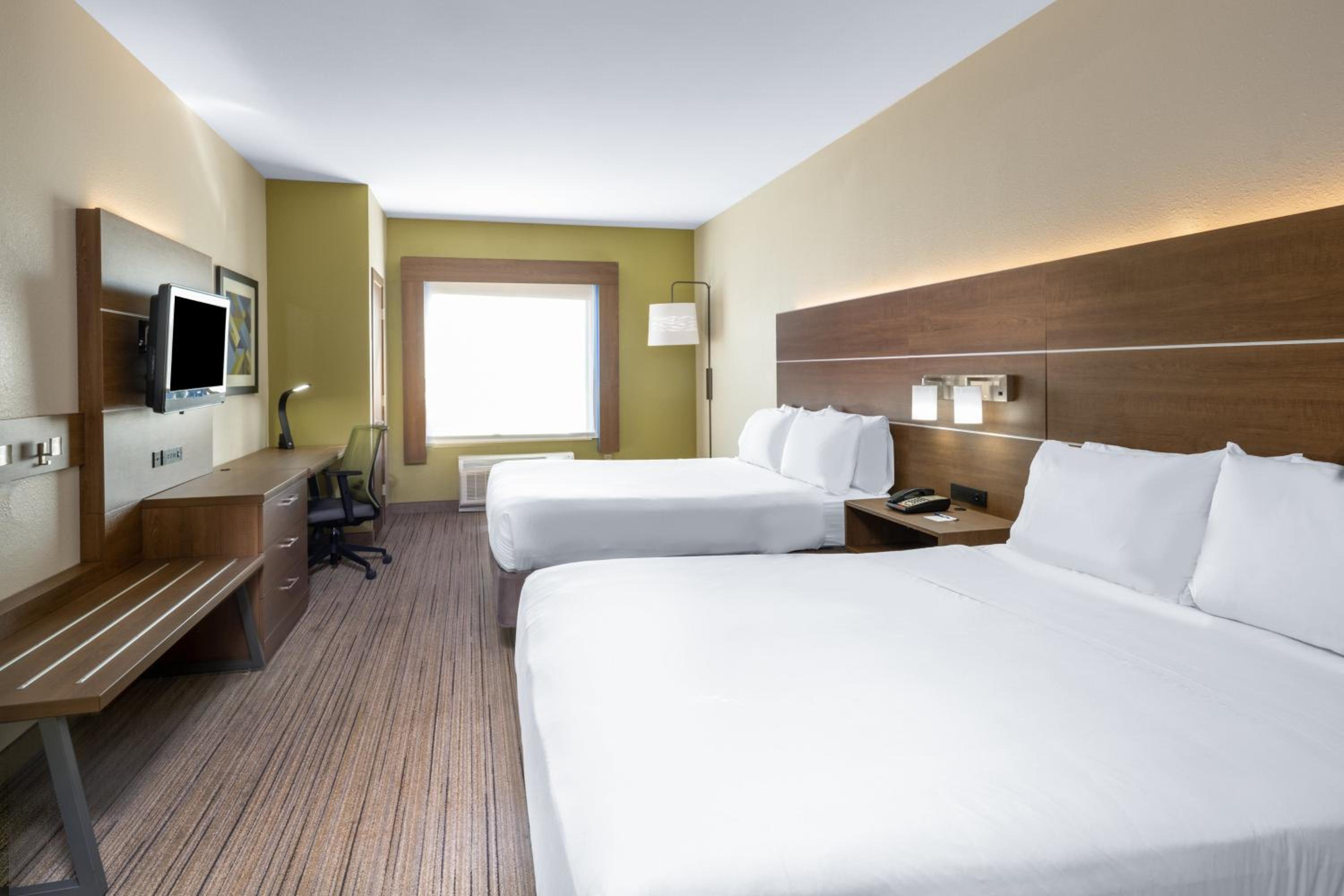 Standard Room with Two Queen Beds - Photo 4