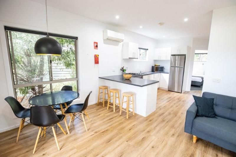 Modern 2 Bedroom – Valley View photo 3