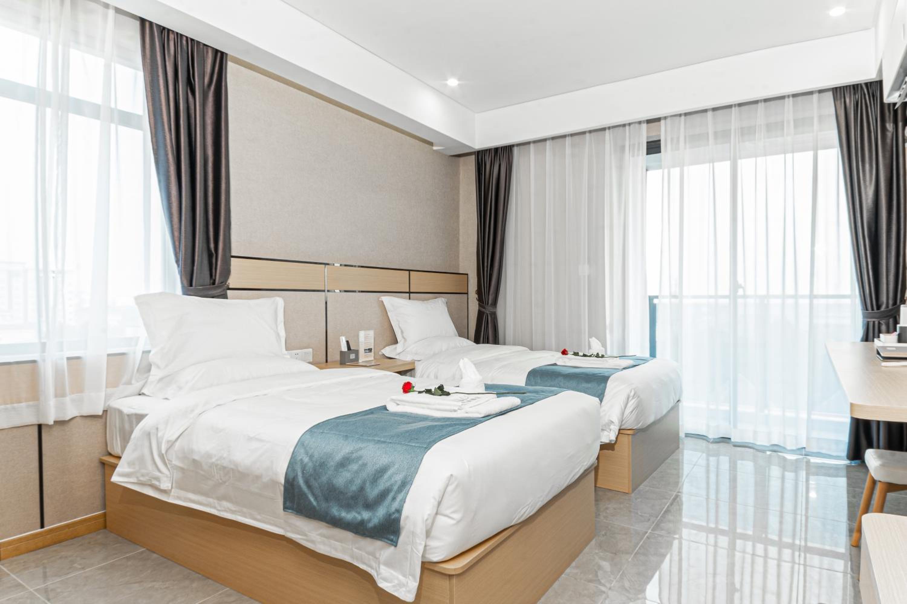 Deluxe Twin Room with Balcony - Photo 9