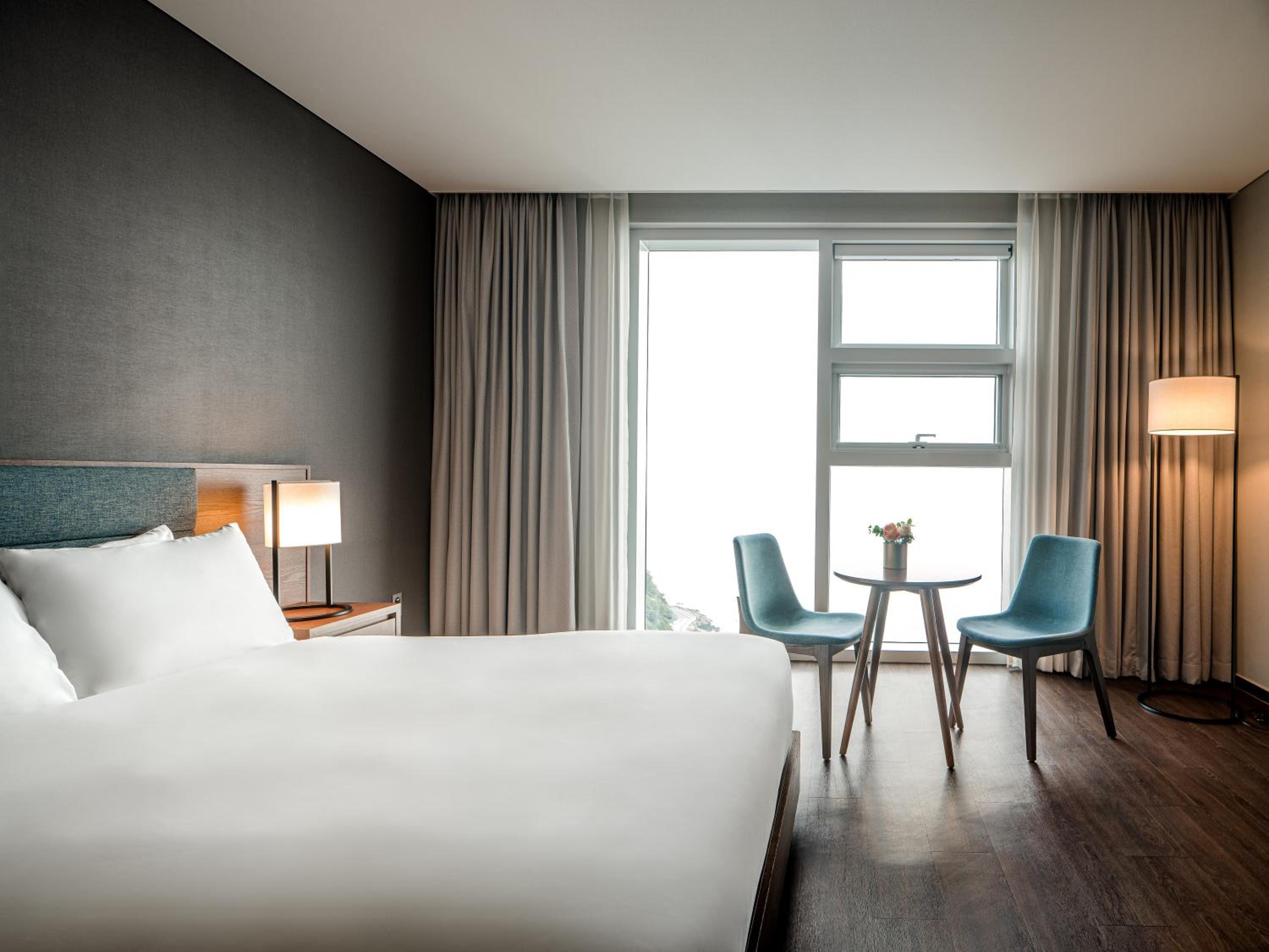 Deluxe Queen Room with Partial Ocean View - Breakfast for 2 & Aqua Park for 2 photo 2