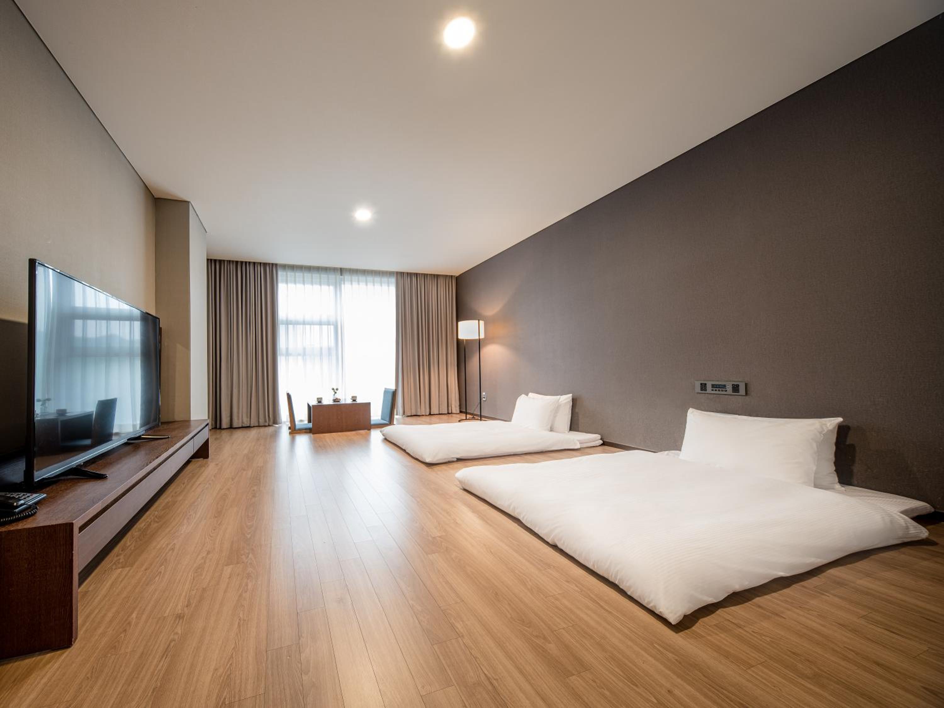 Korean-Style Deluxe Ondol Room with No View - Breakfast for 2 & Aqua Park for 2 photo 3