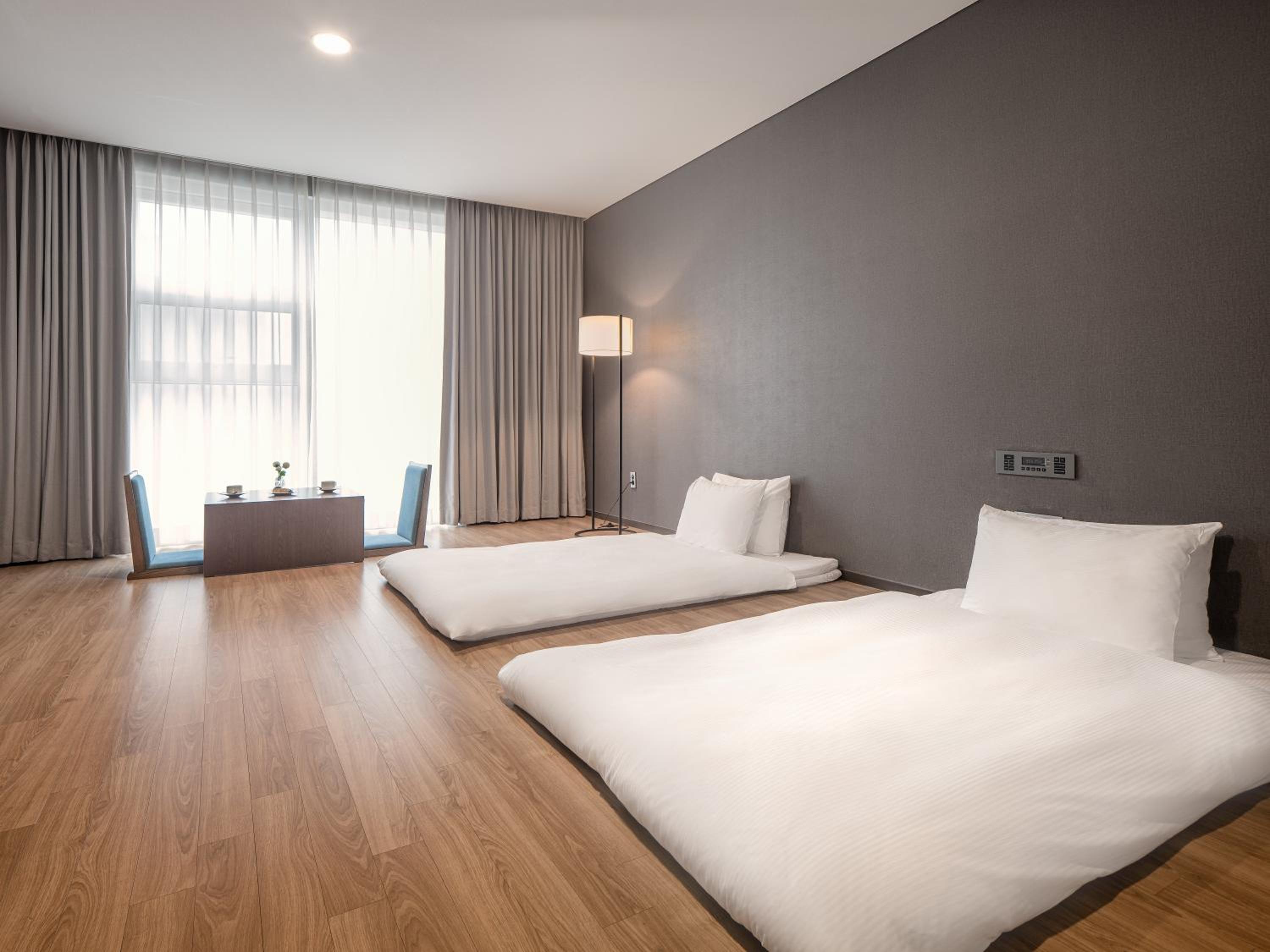 Korean-Style Deluxe Ondol Room with No View - Breakfast for 2 & Aqua Park for 2 photo 2