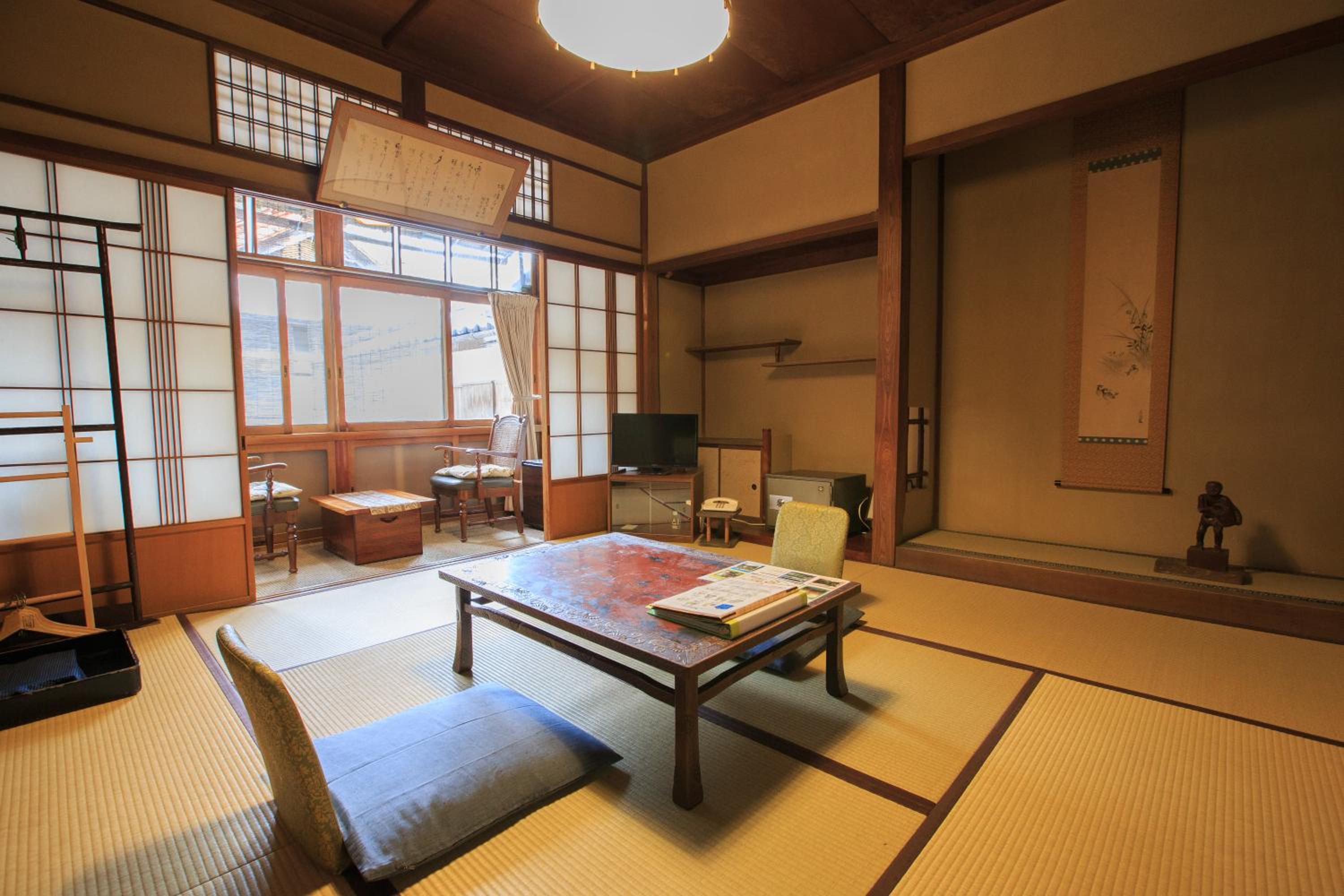 Small Japanese-Style Twin Room with Shared Bathroom