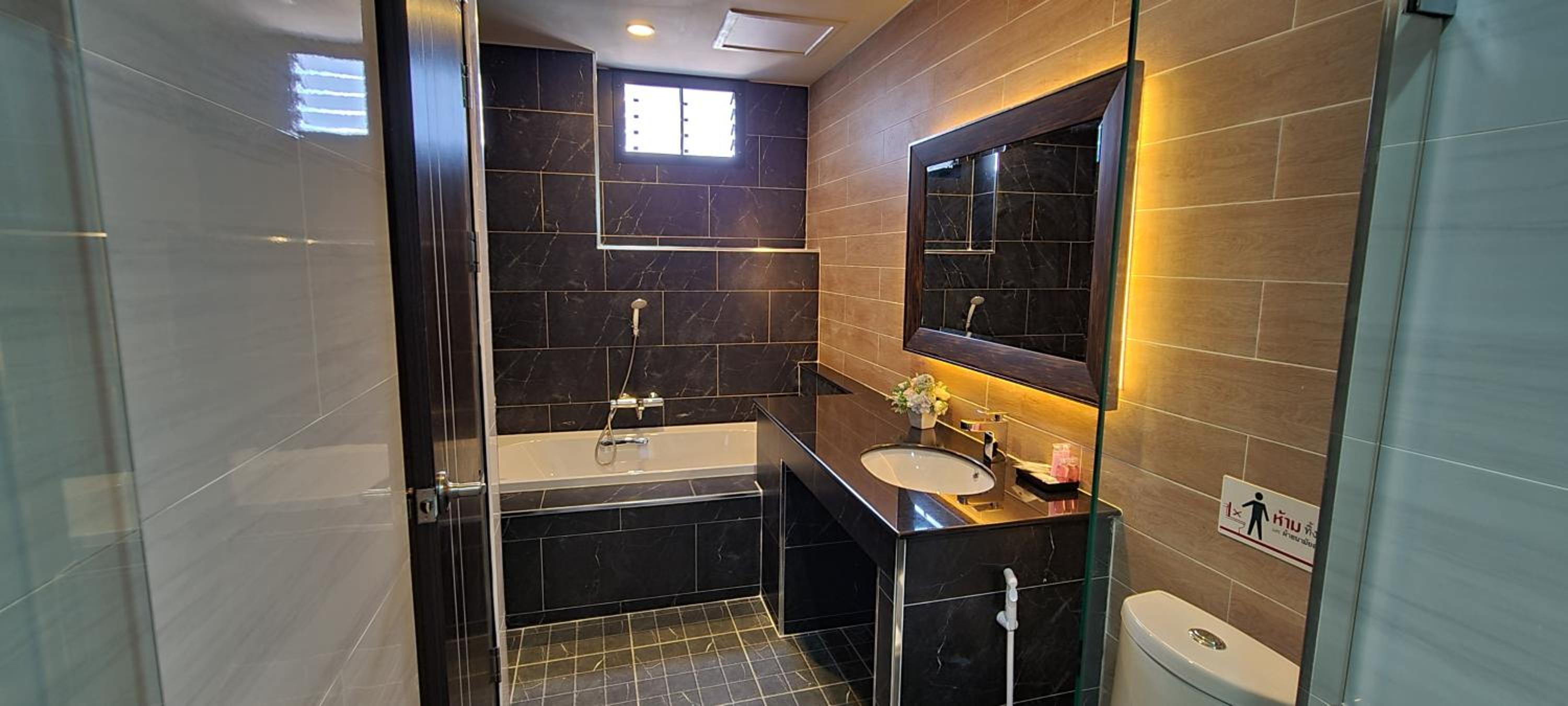 King Suite - Photo 10