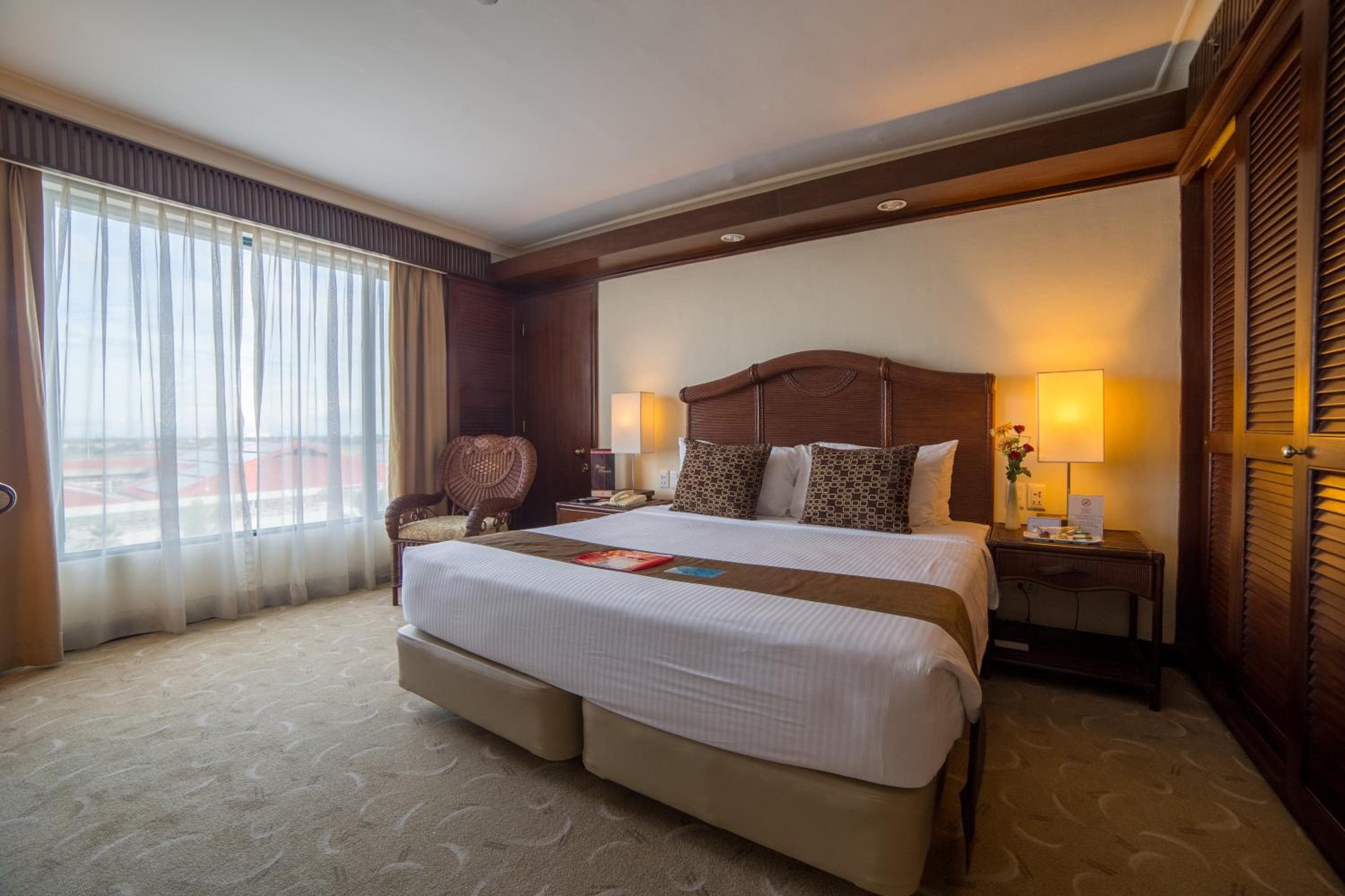 Executive Suite - Photo 3