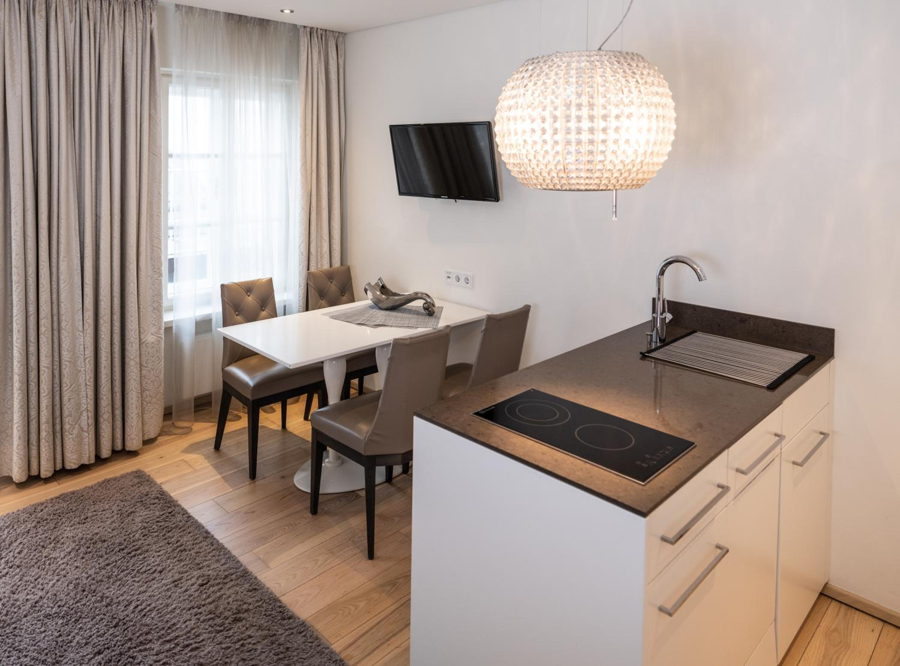 Apartment with Balcony - Photo 9