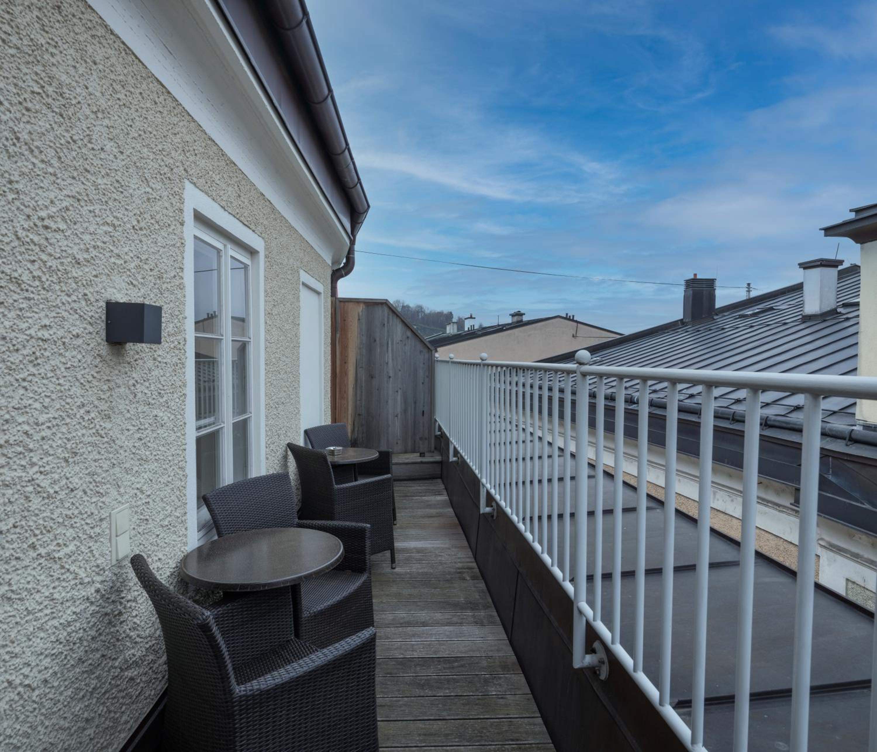 Apartment with Balcony - Photo 8