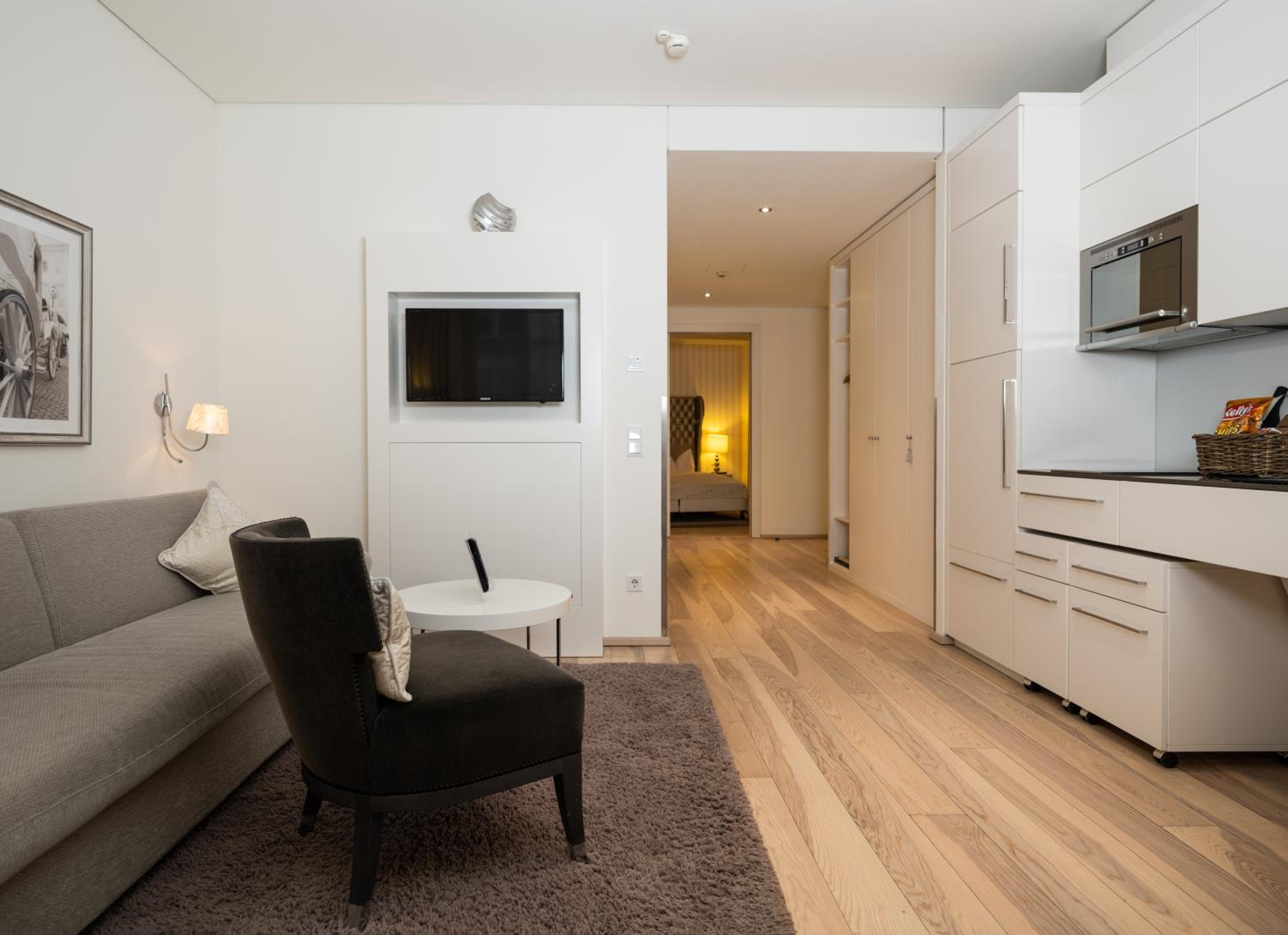 One-Bedroom Apartment - Photo 3