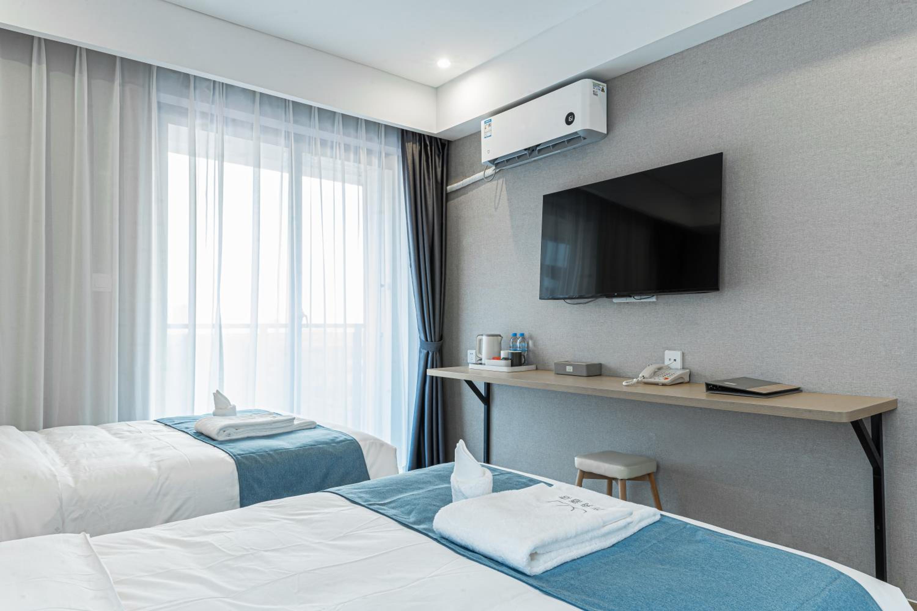 Deluxe Twin Room with Balcony - Photo 12