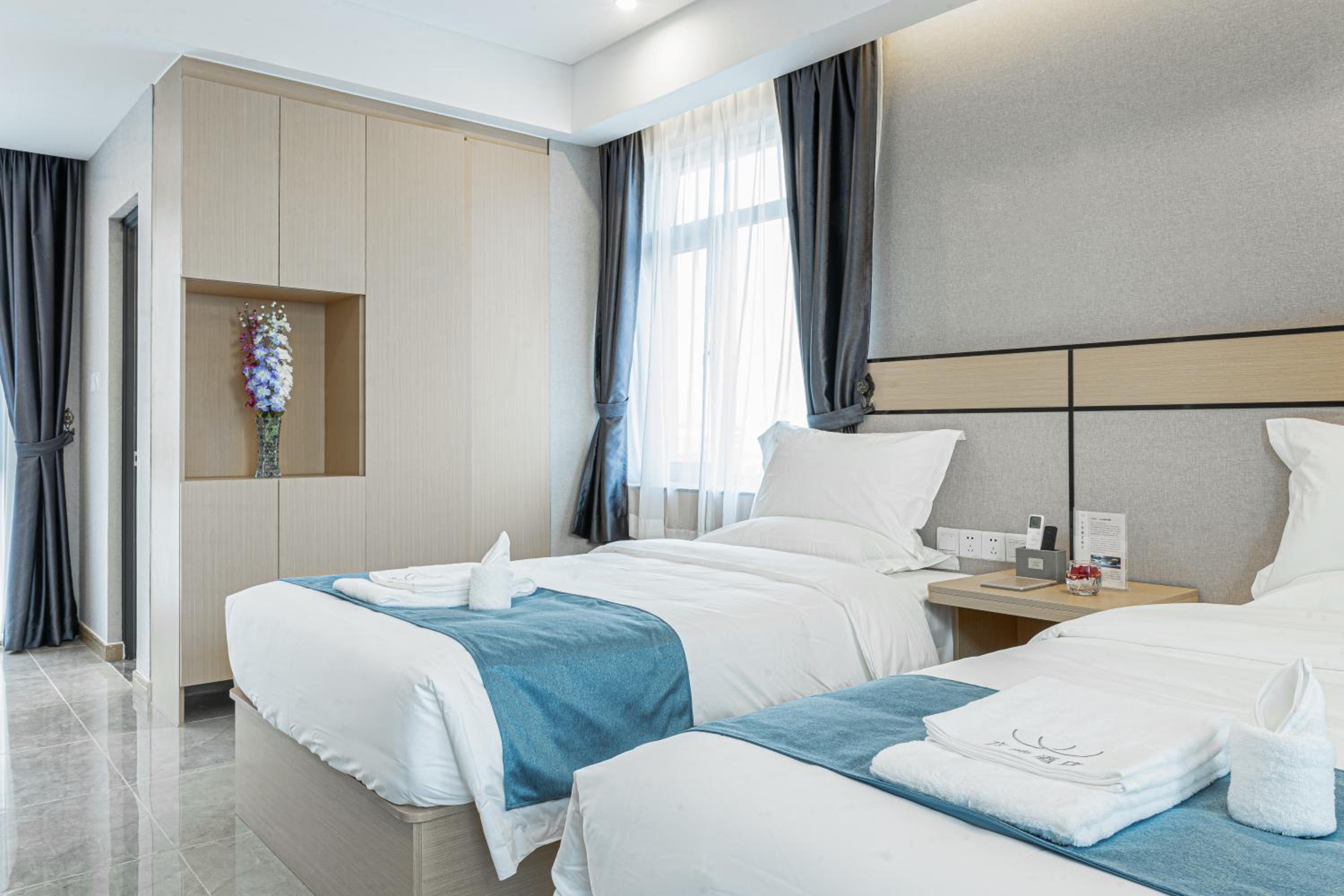 Deluxe Twin Room with Balcony - Photo 11