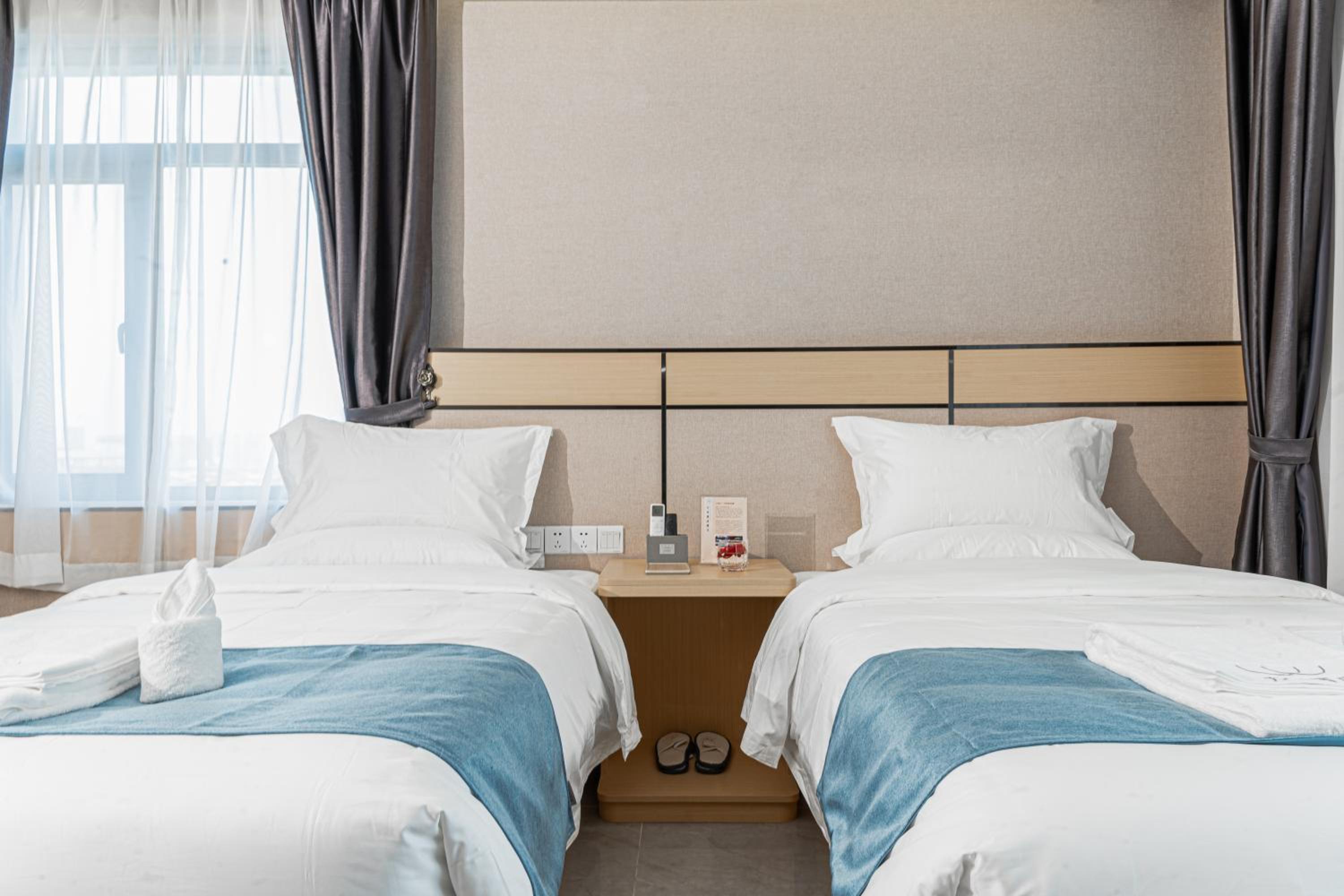Deluxe Twin Room with Balcony - Photo 10