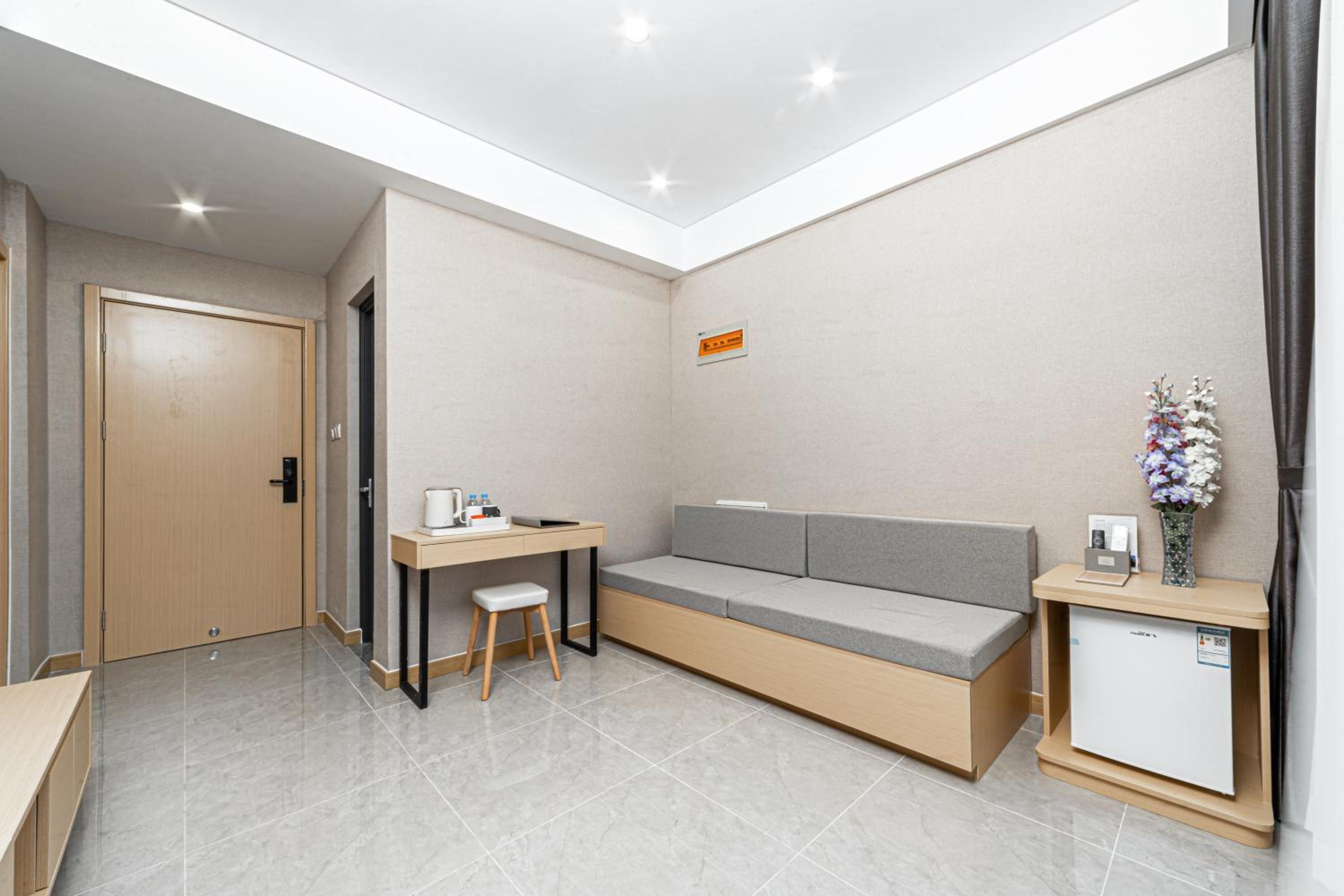 Family Suite with Balcony - Photo 7