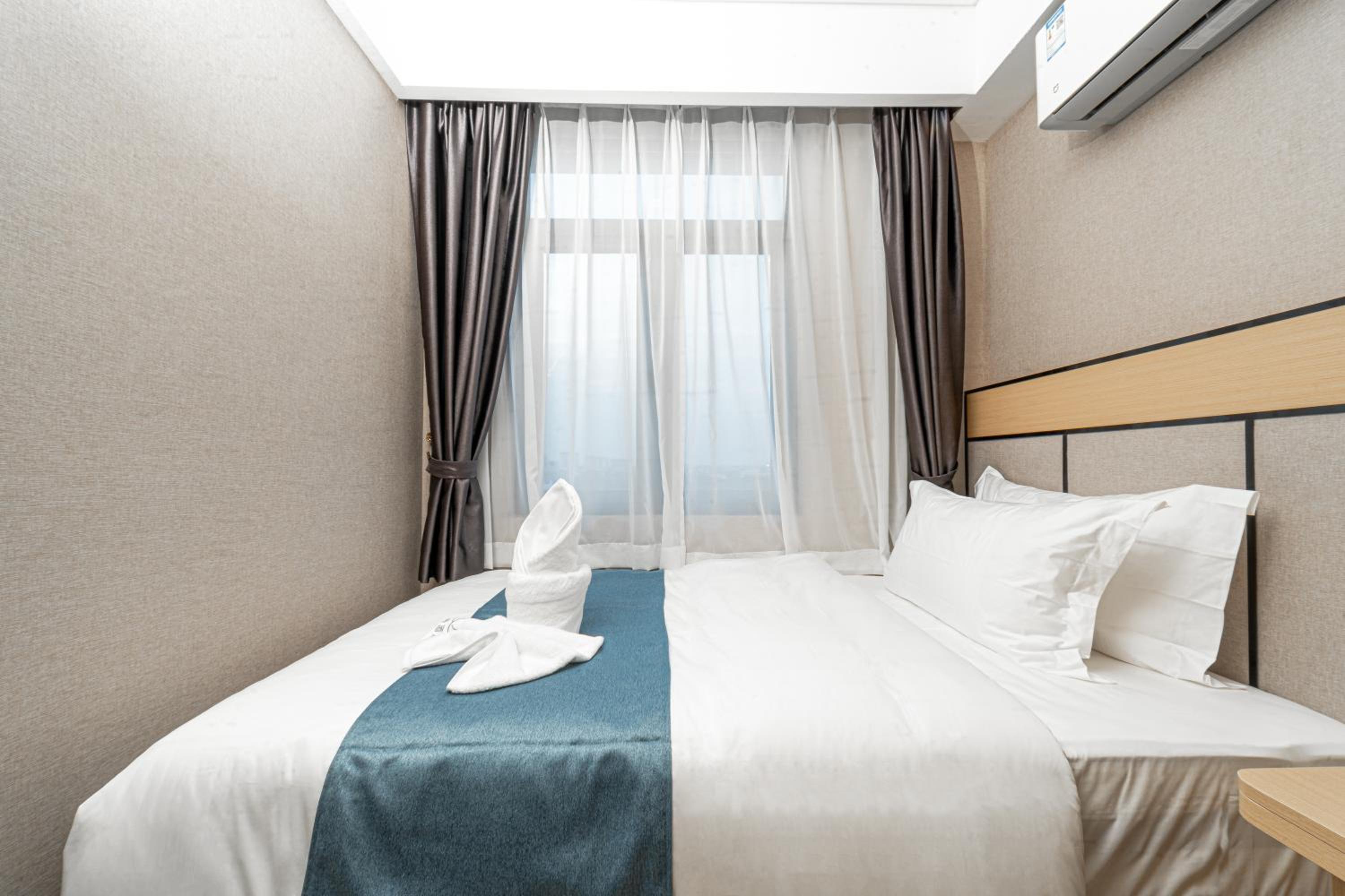 Family Suite with Balcony - Photo 12