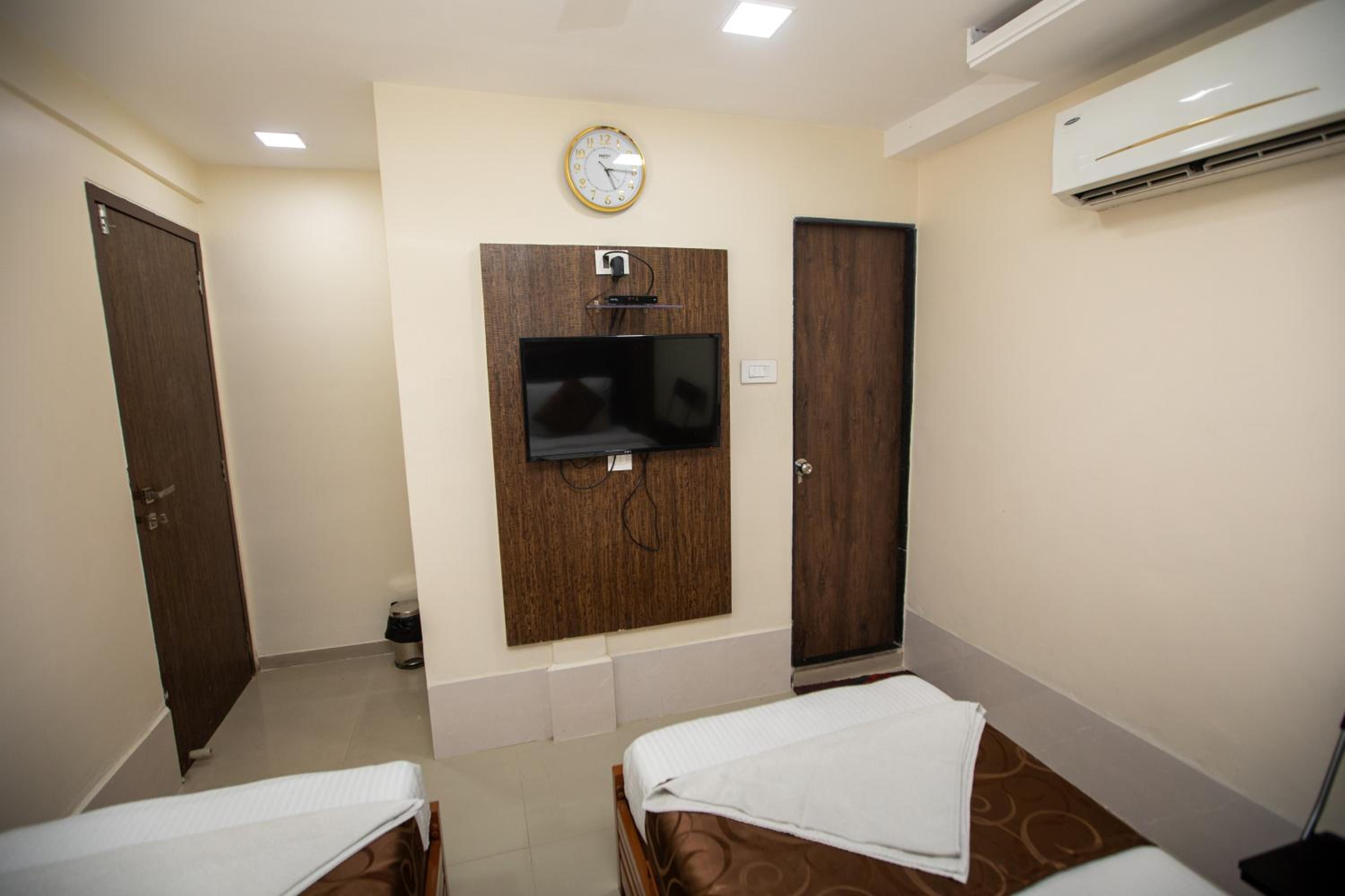 Deluxe Room - Photo 13