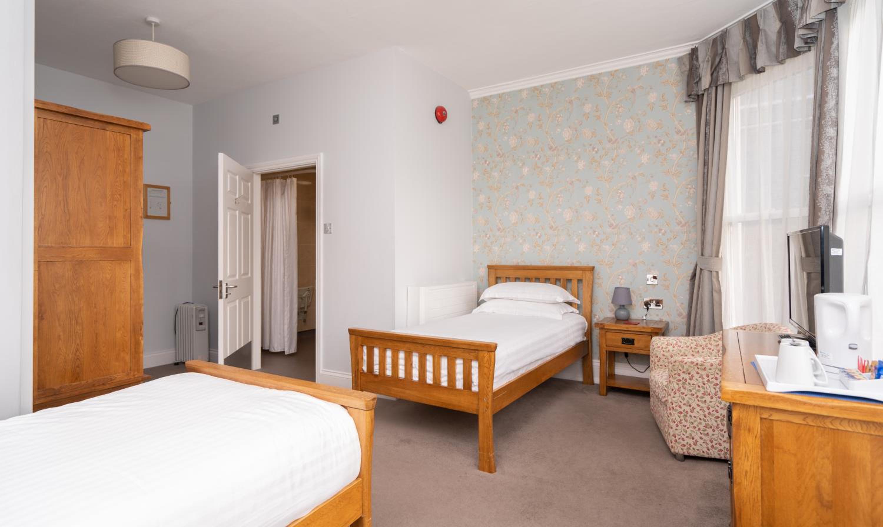 Twin Room - Disability Access - Photo 3