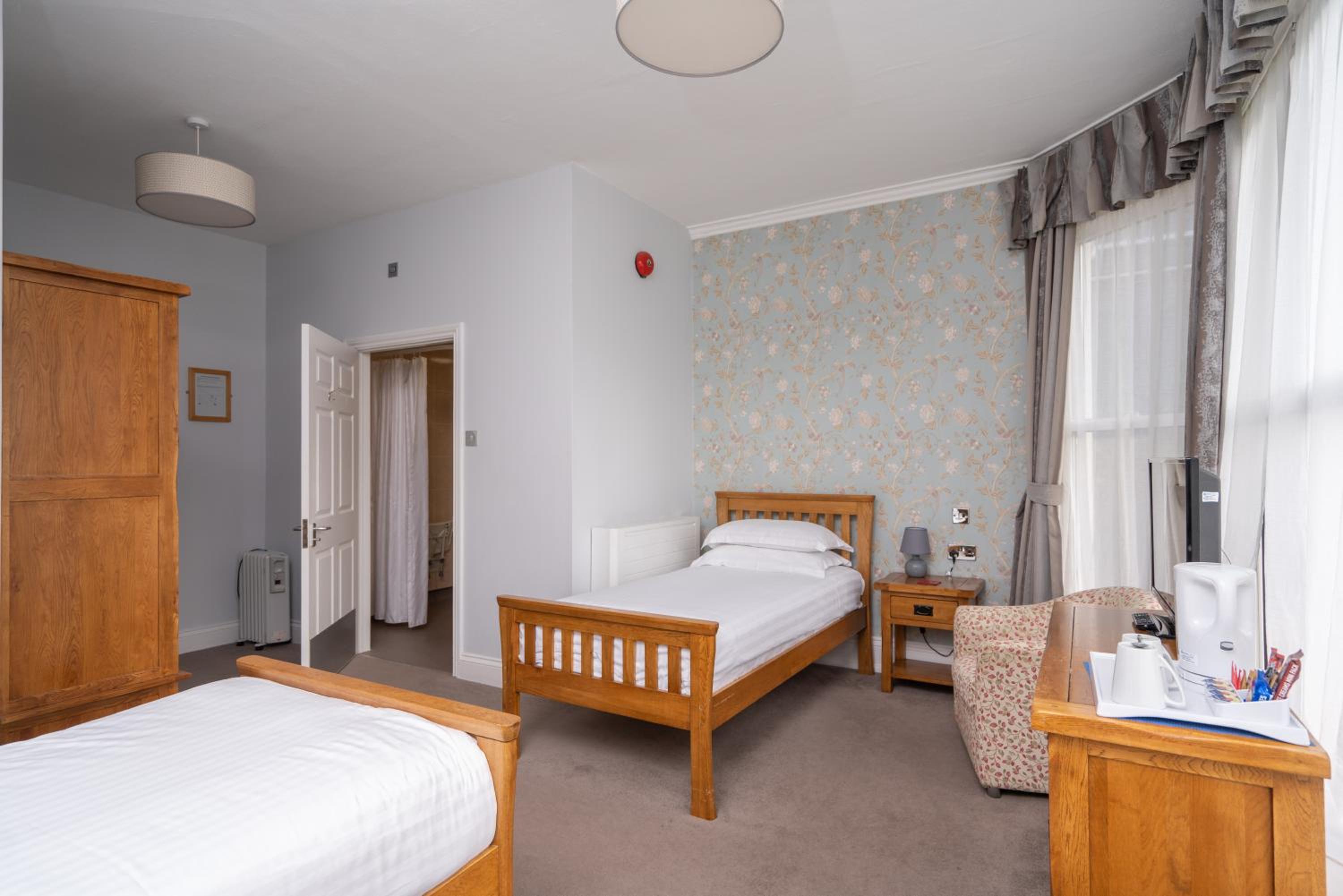 Twin Room - Disability Access - Photo 4