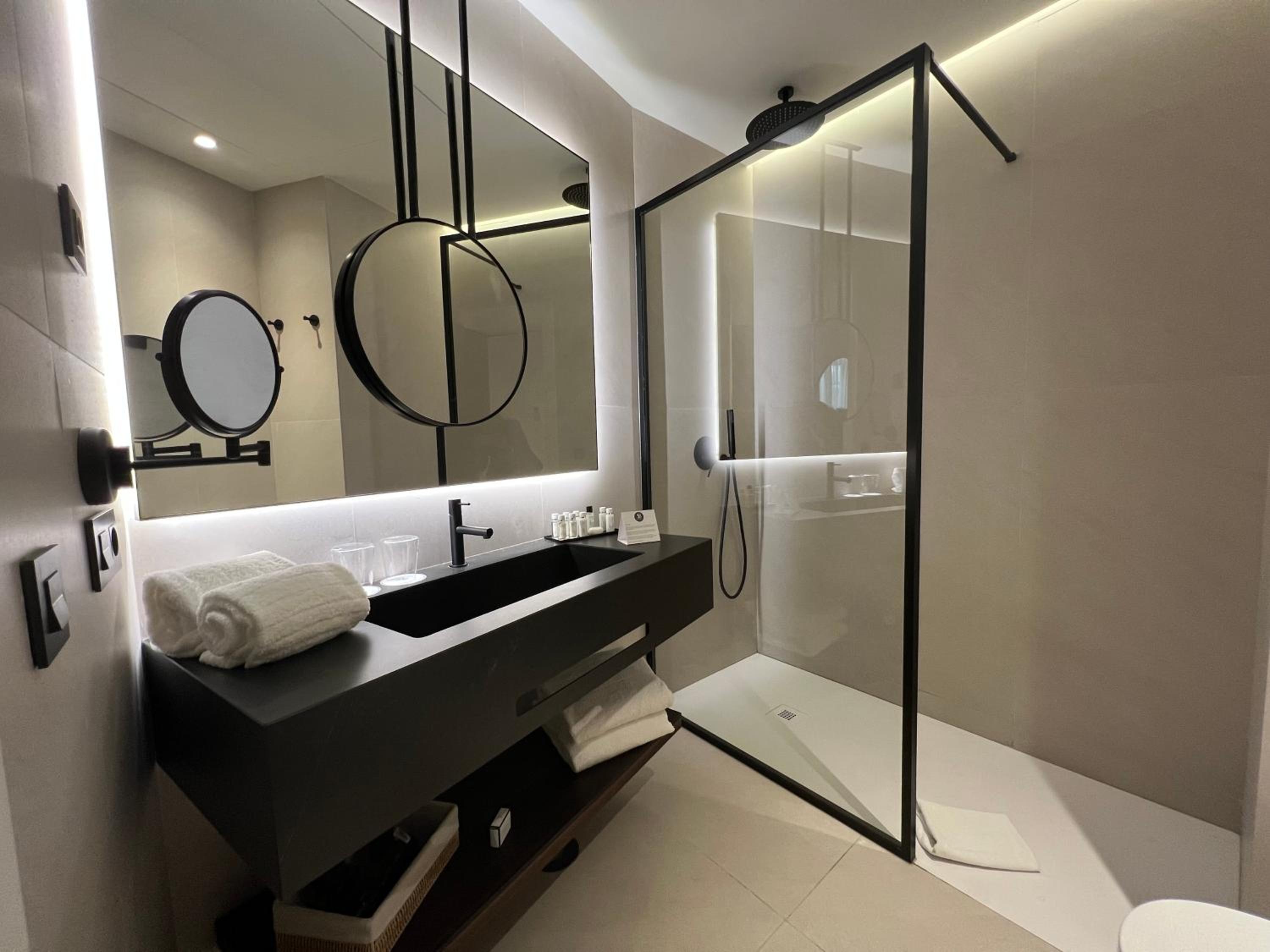 Double or Twin Room - Photo 9