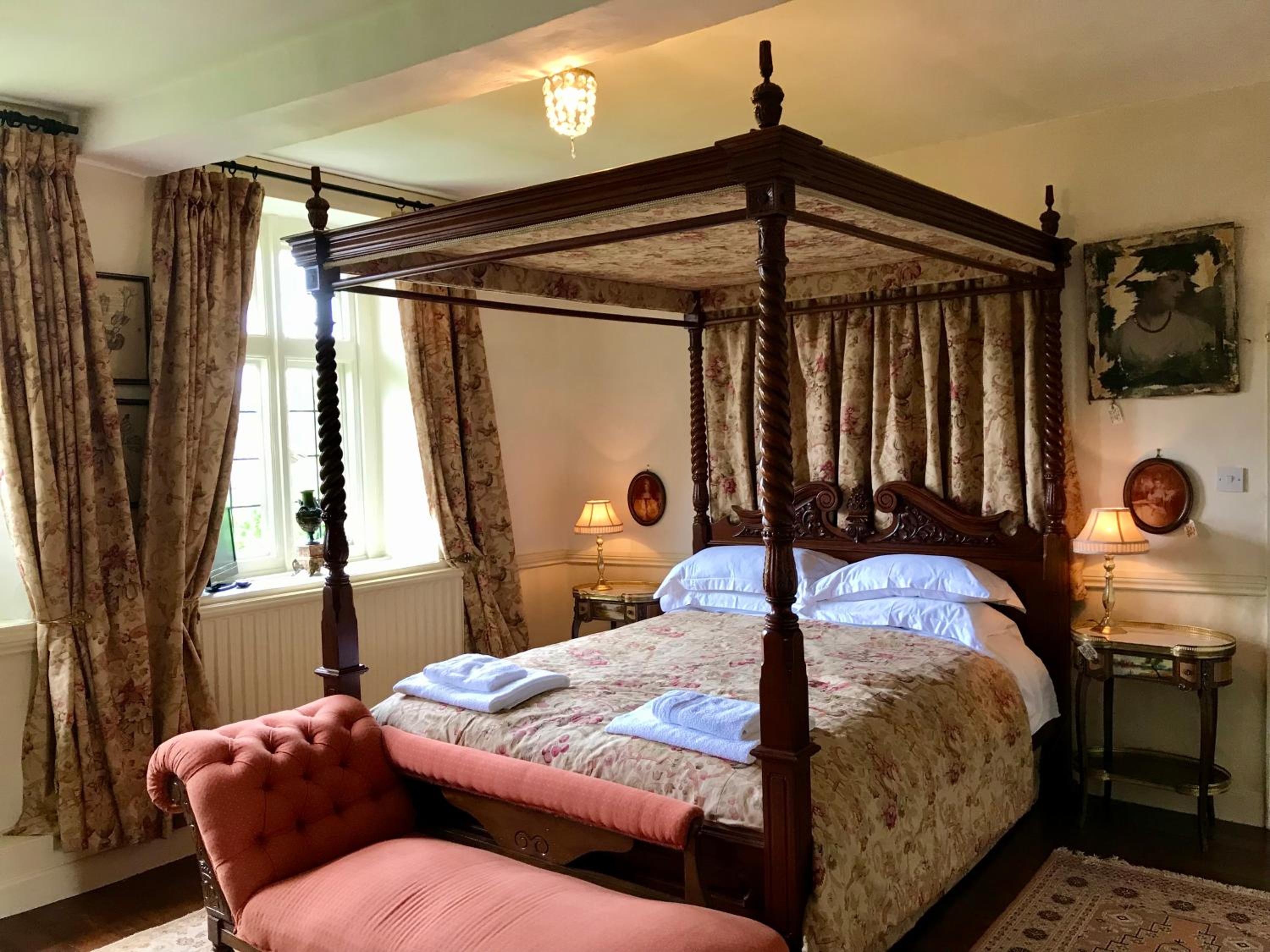 Six-Bedroom House photo 2