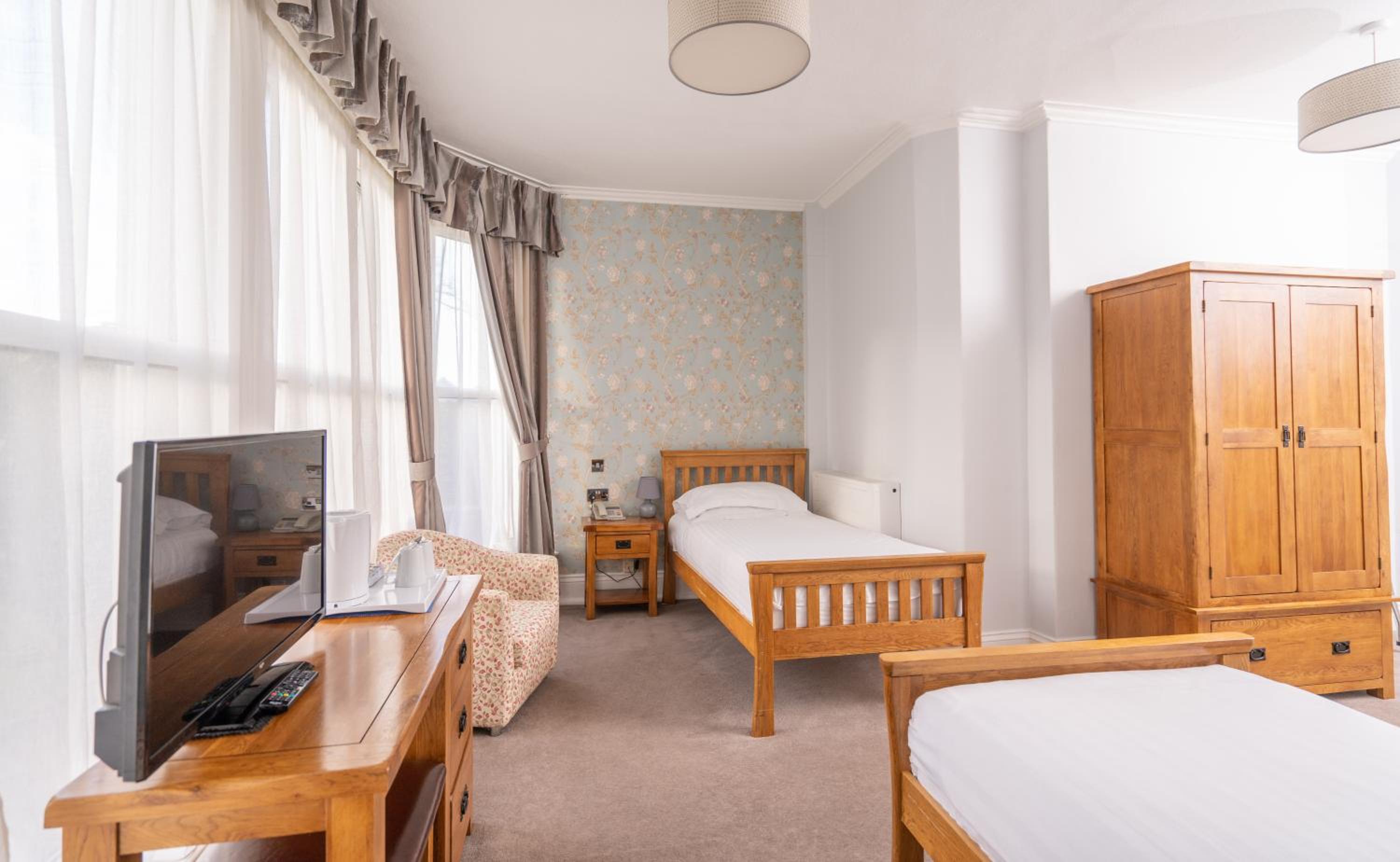 Twin Room - Disability Access - Photo 1