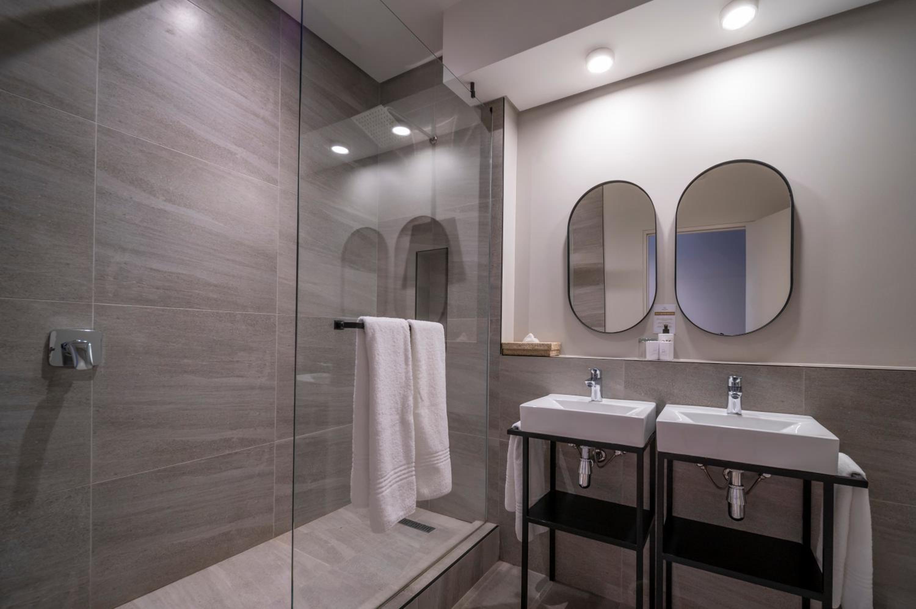 Luxury Suite with Mountain View - Photo 8