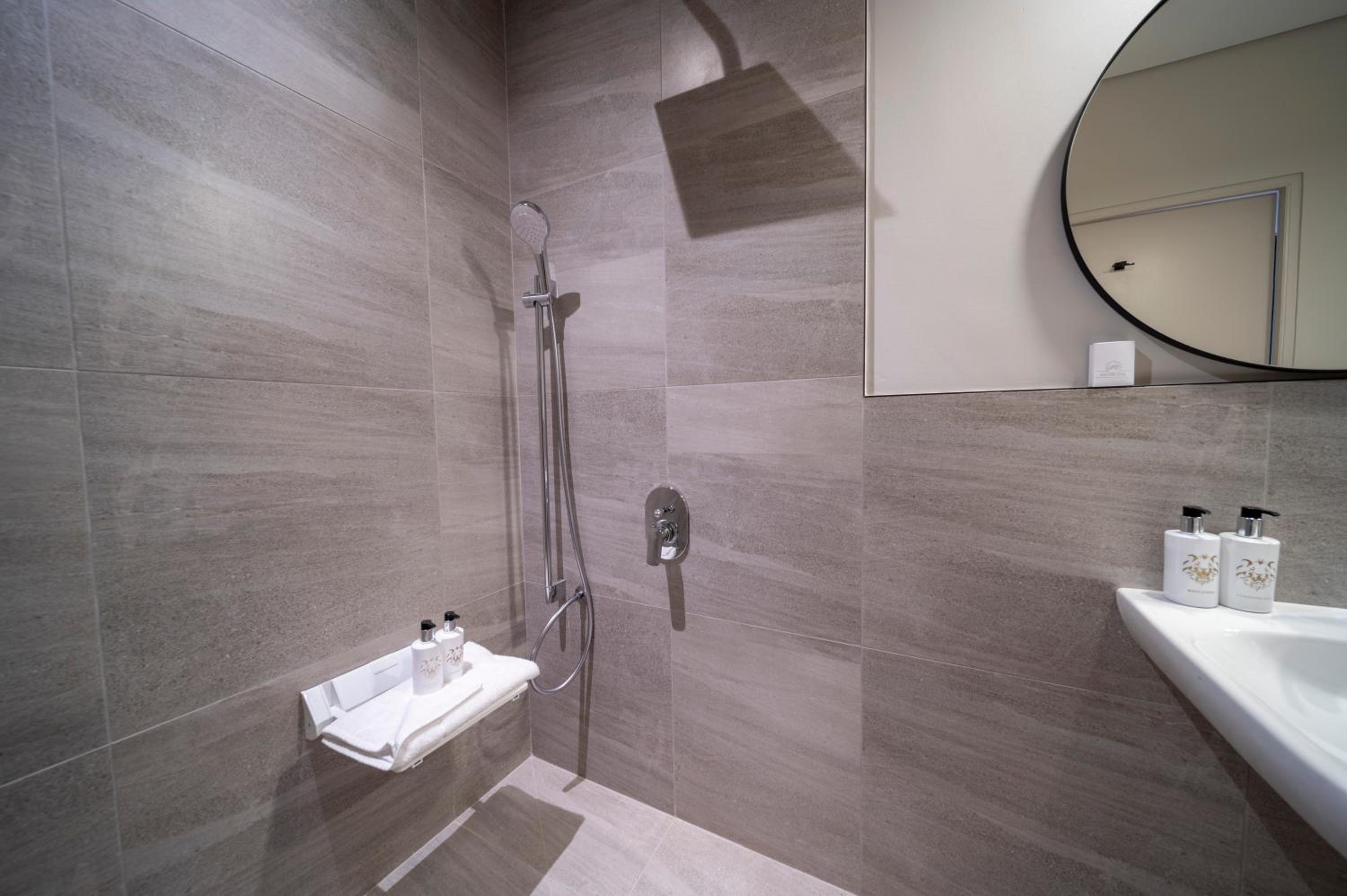 Luxury Accessibility Room - Photo 7