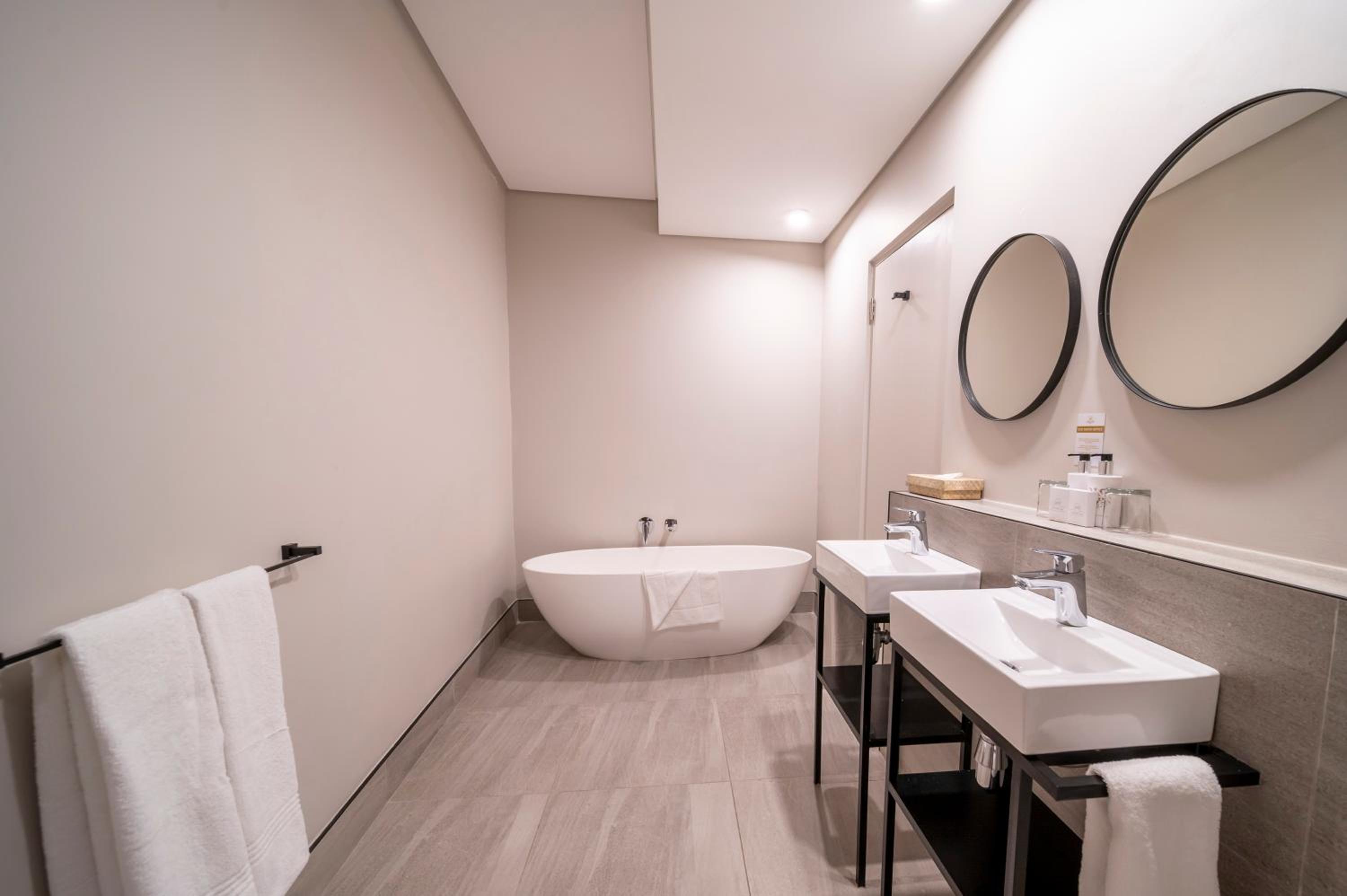 Luxury Suite with City View - Photo 11