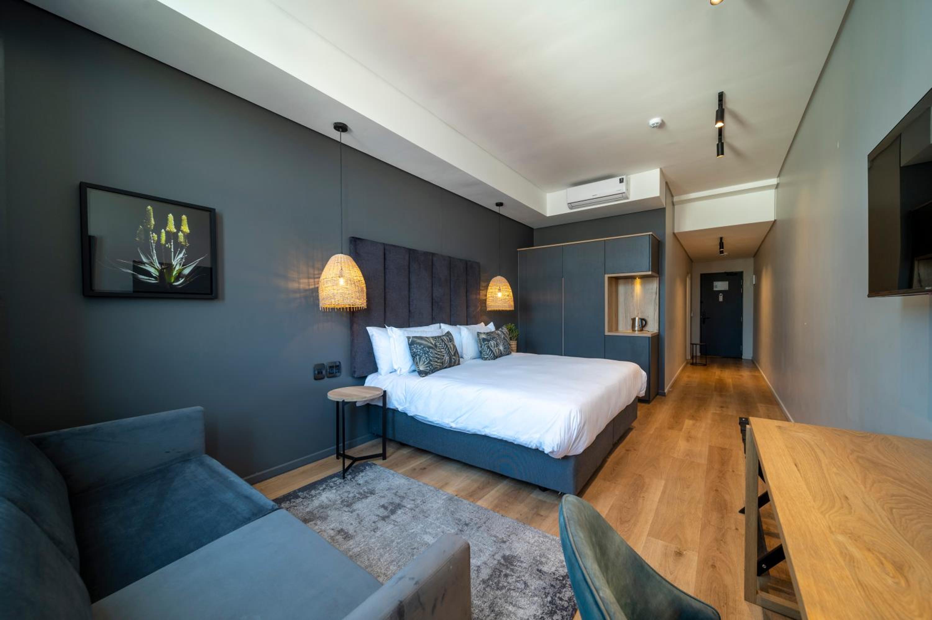 Luxury Suite with City View - Photo 12