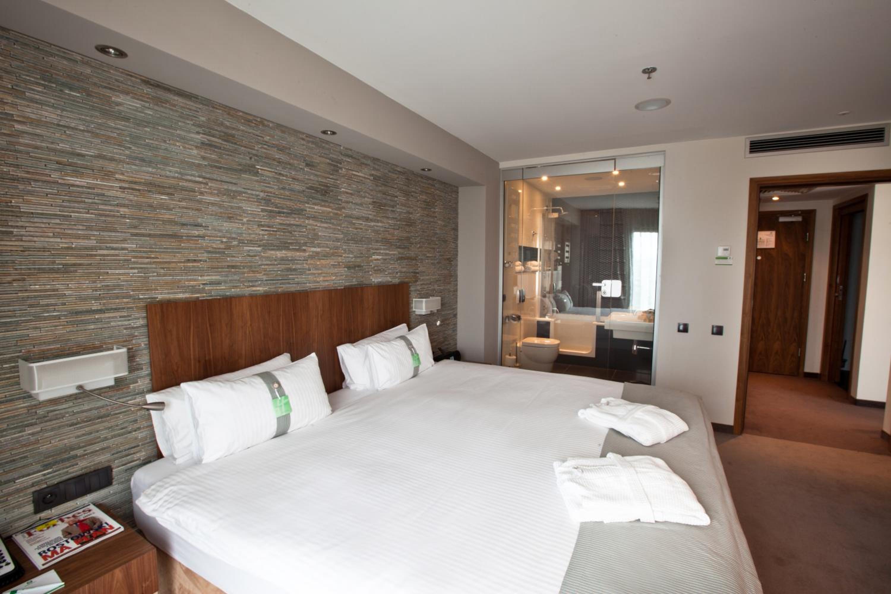 One-Bedroom Suite - Photo 5