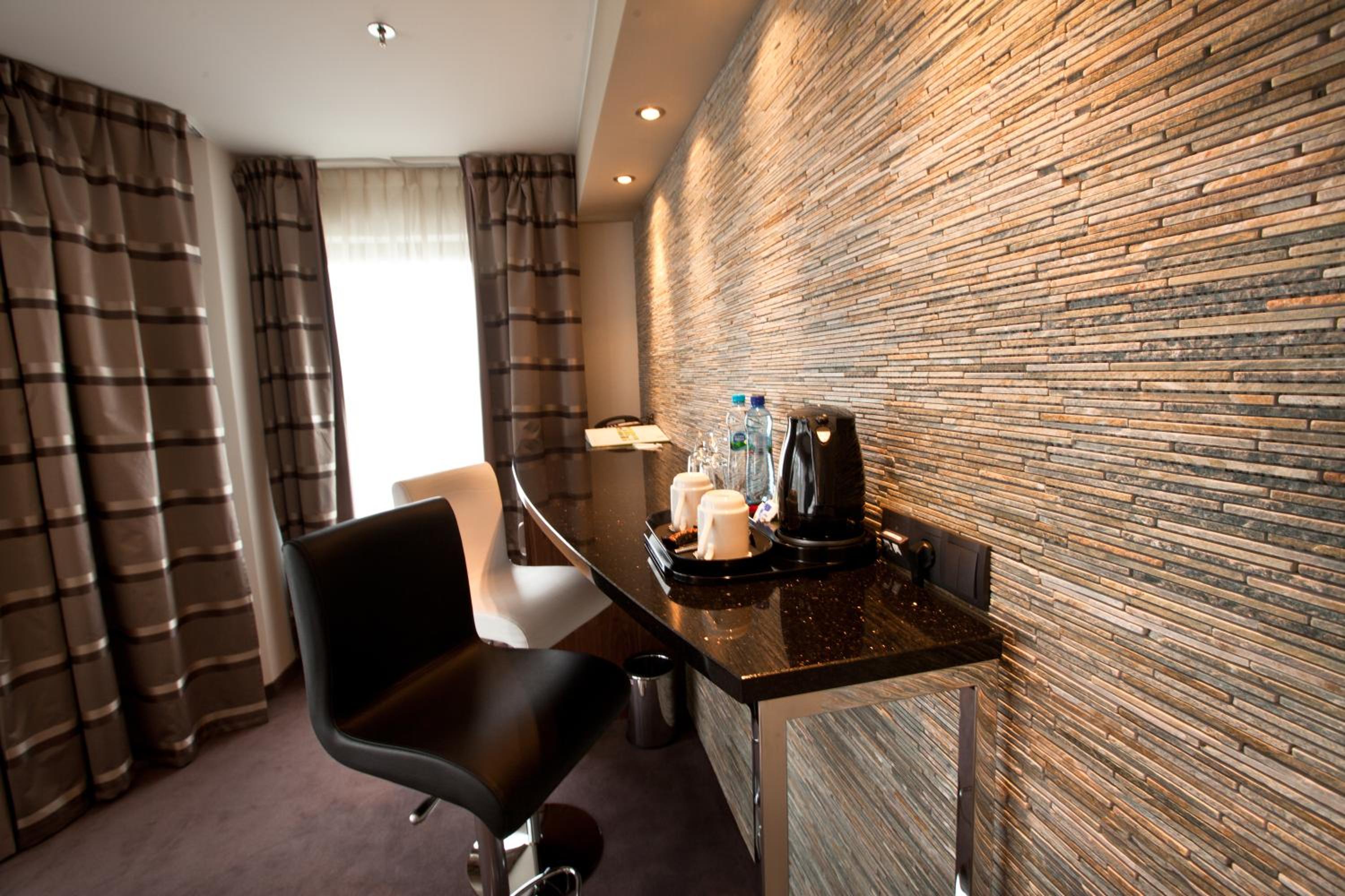 One-Bedroom Suite - Photo 4