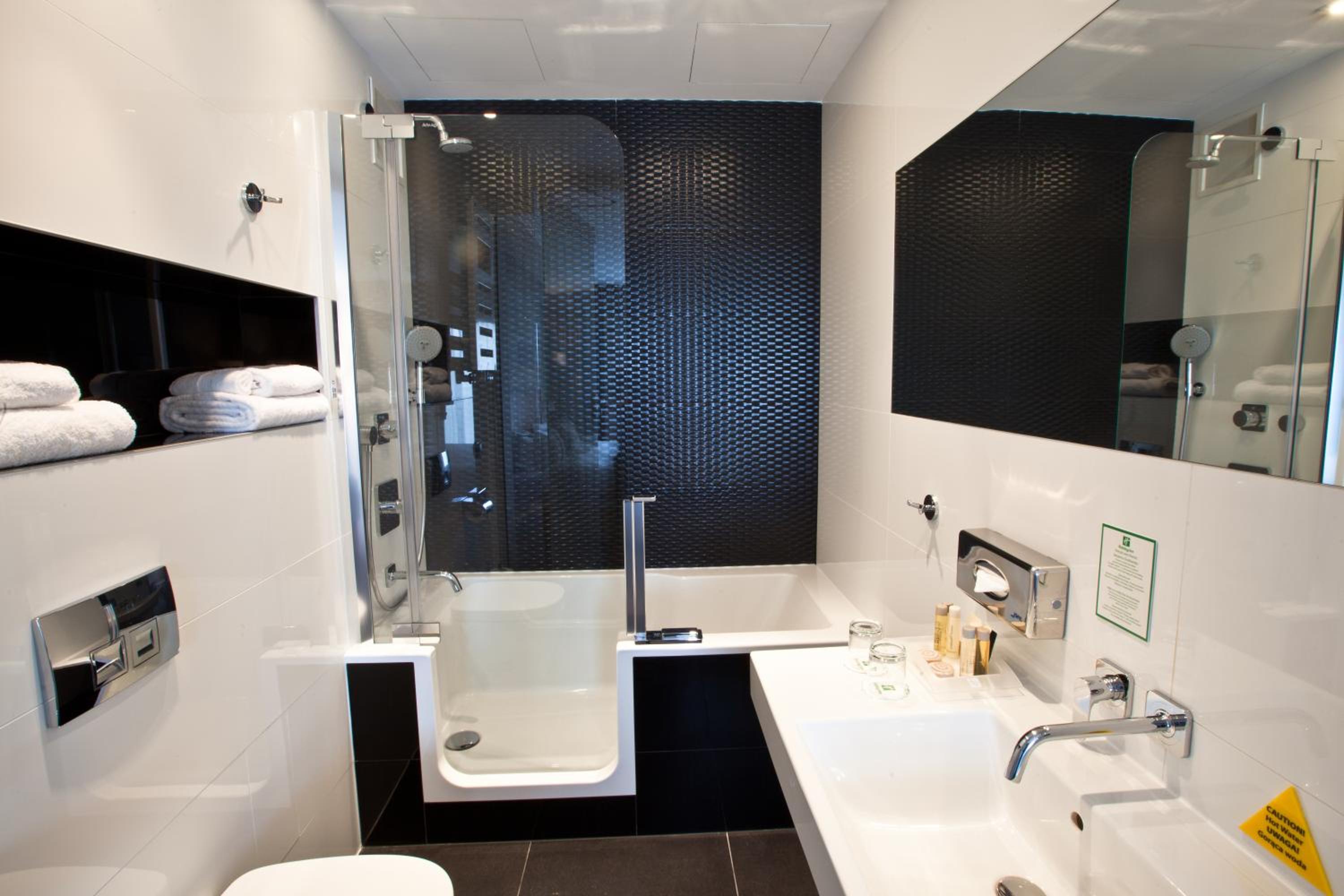 One-Bedroom Suite - Photo 6