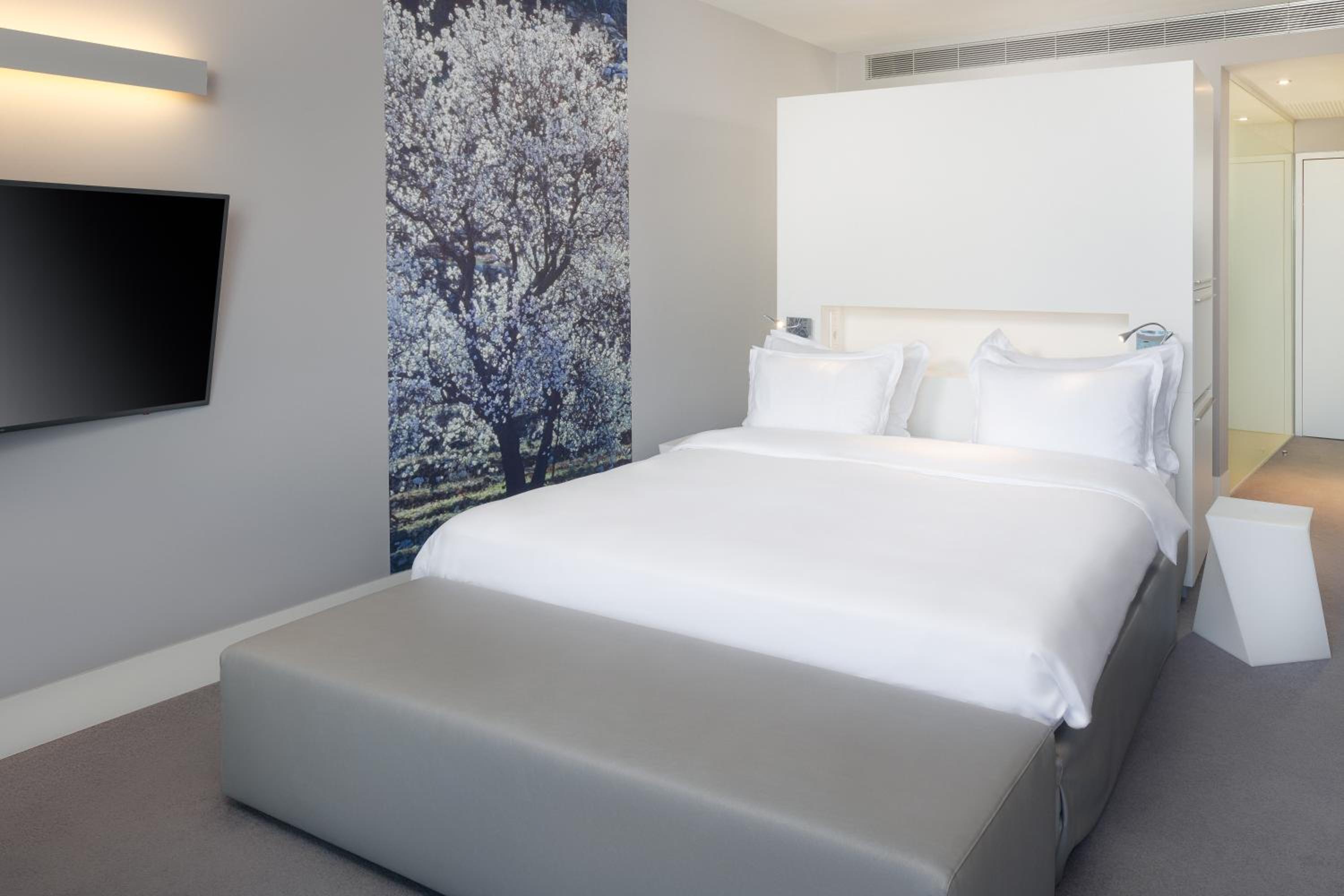 Superior Room with City View - Photo 3