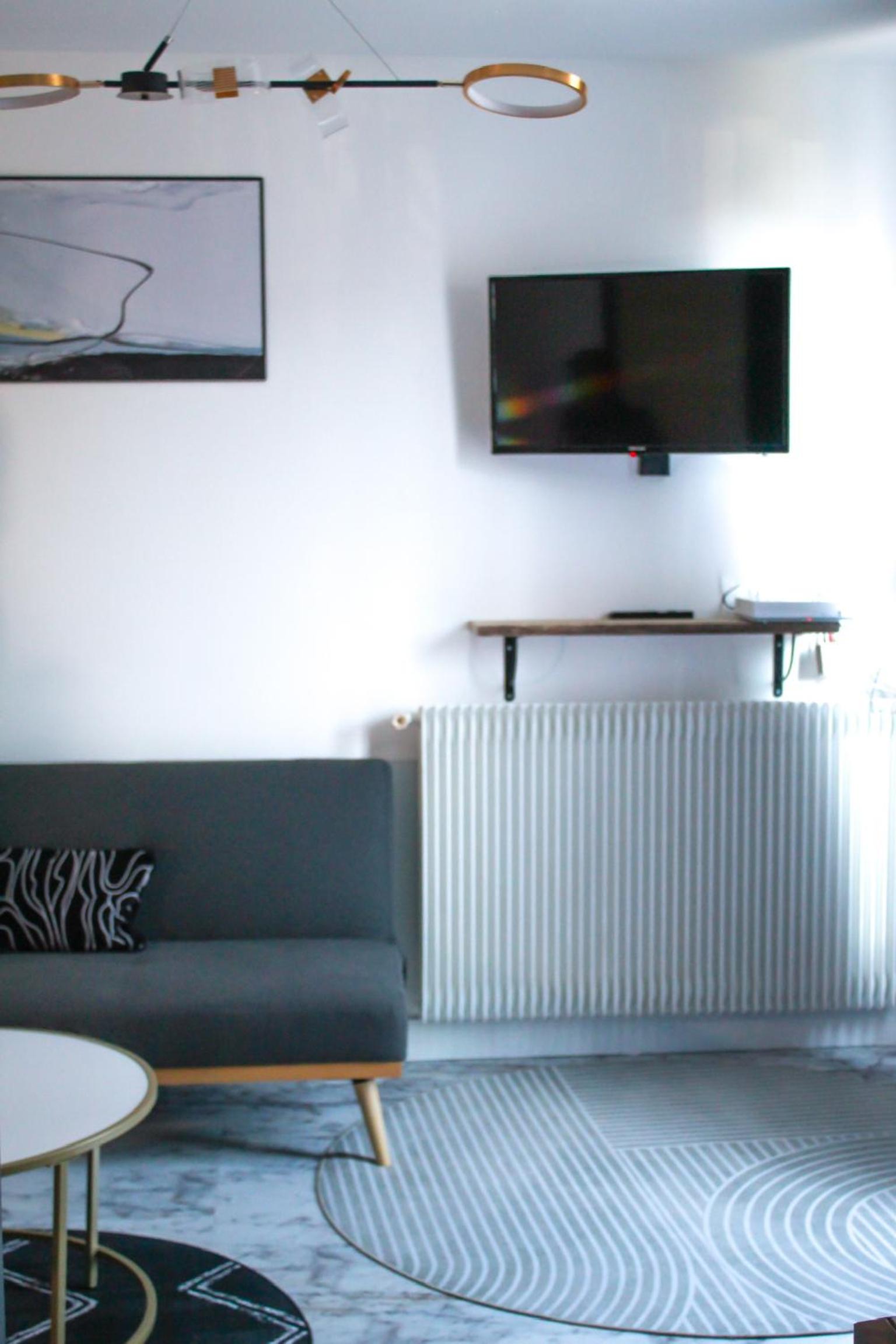 One-Bedroom Apartment - Photo 2