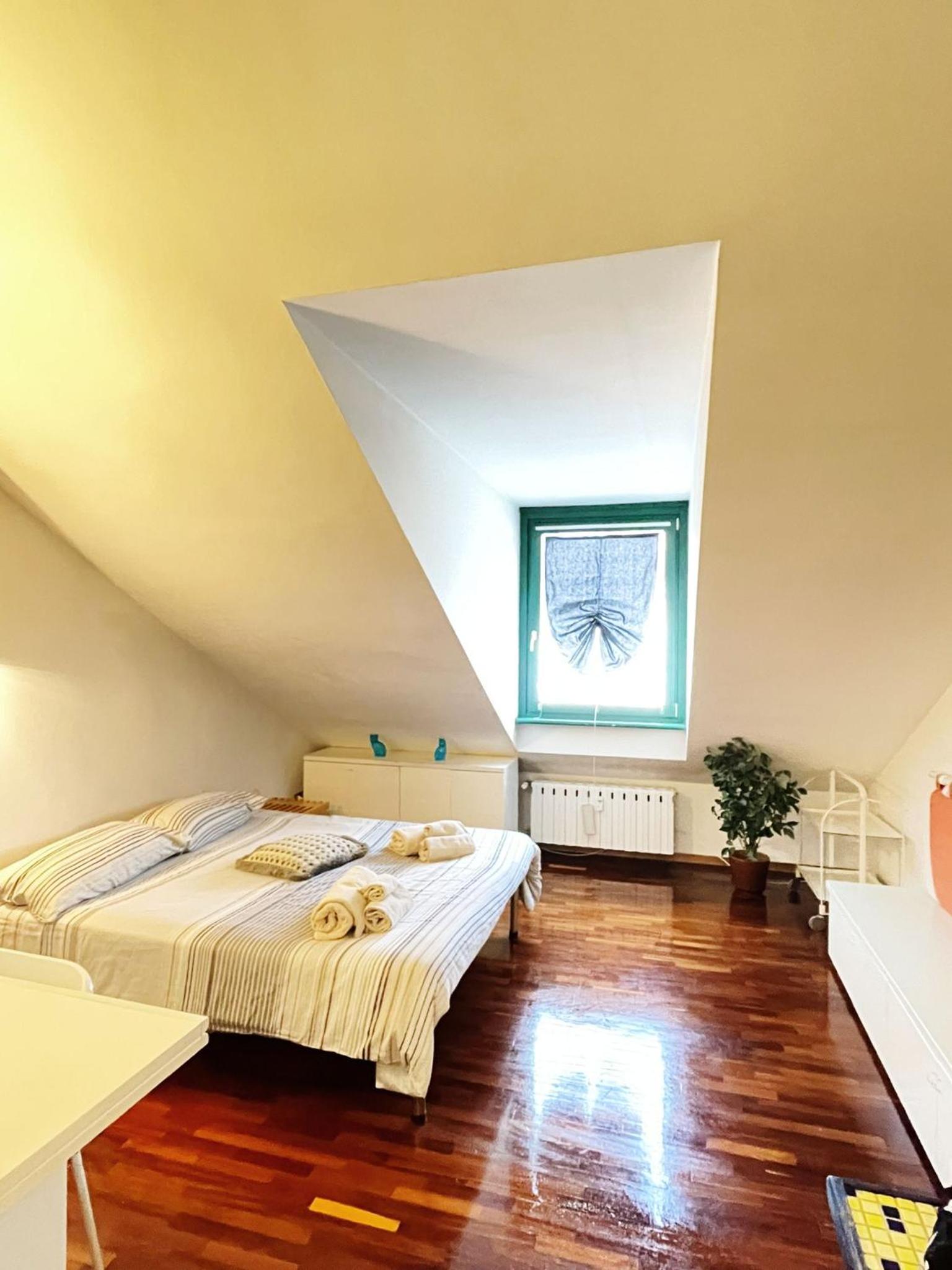 One-Bedroom Apartment - Photo 2