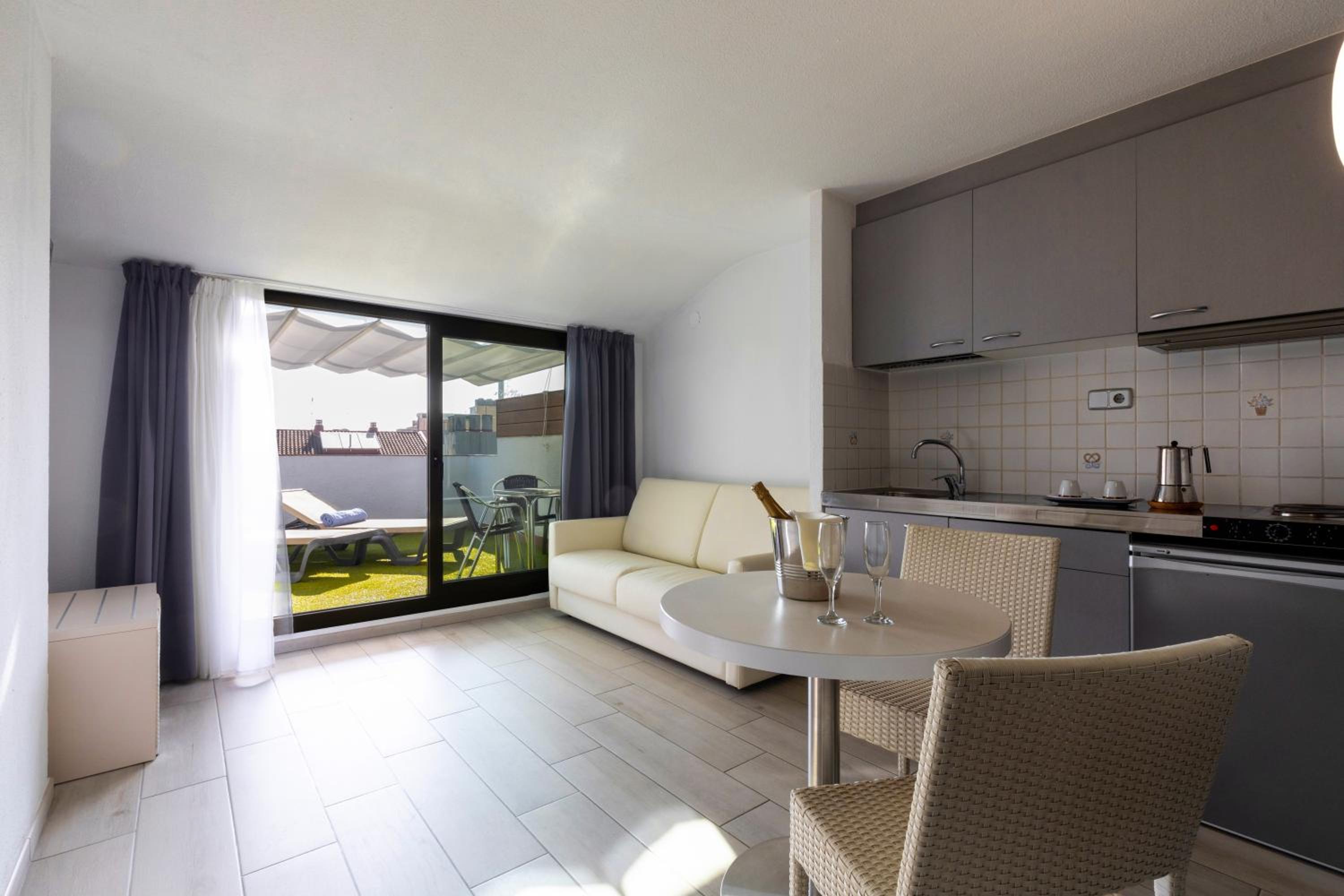 Superior Junior Suite with Pool View - Photo 2
