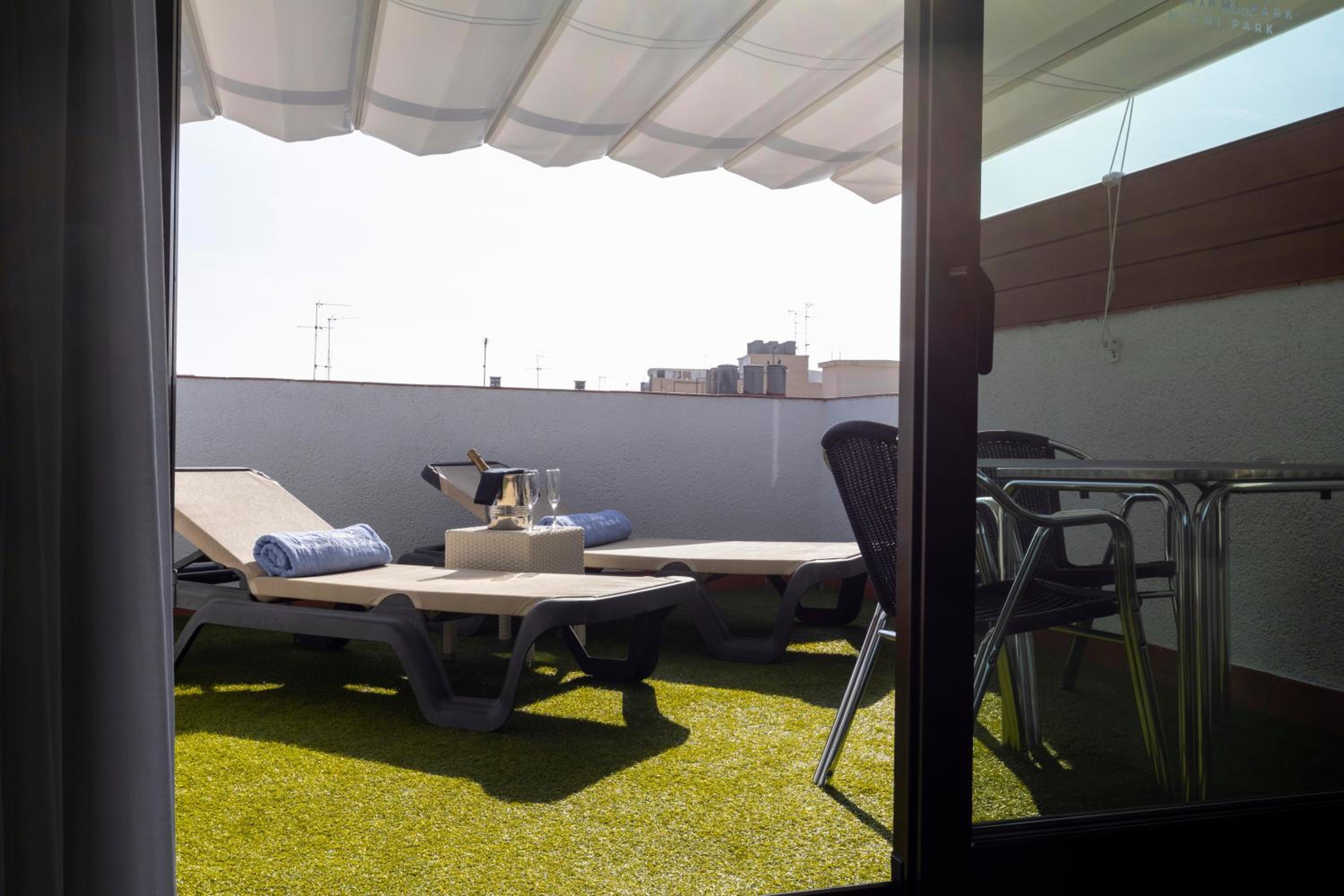 Superior Junior Suite with Pool View - Photo 3