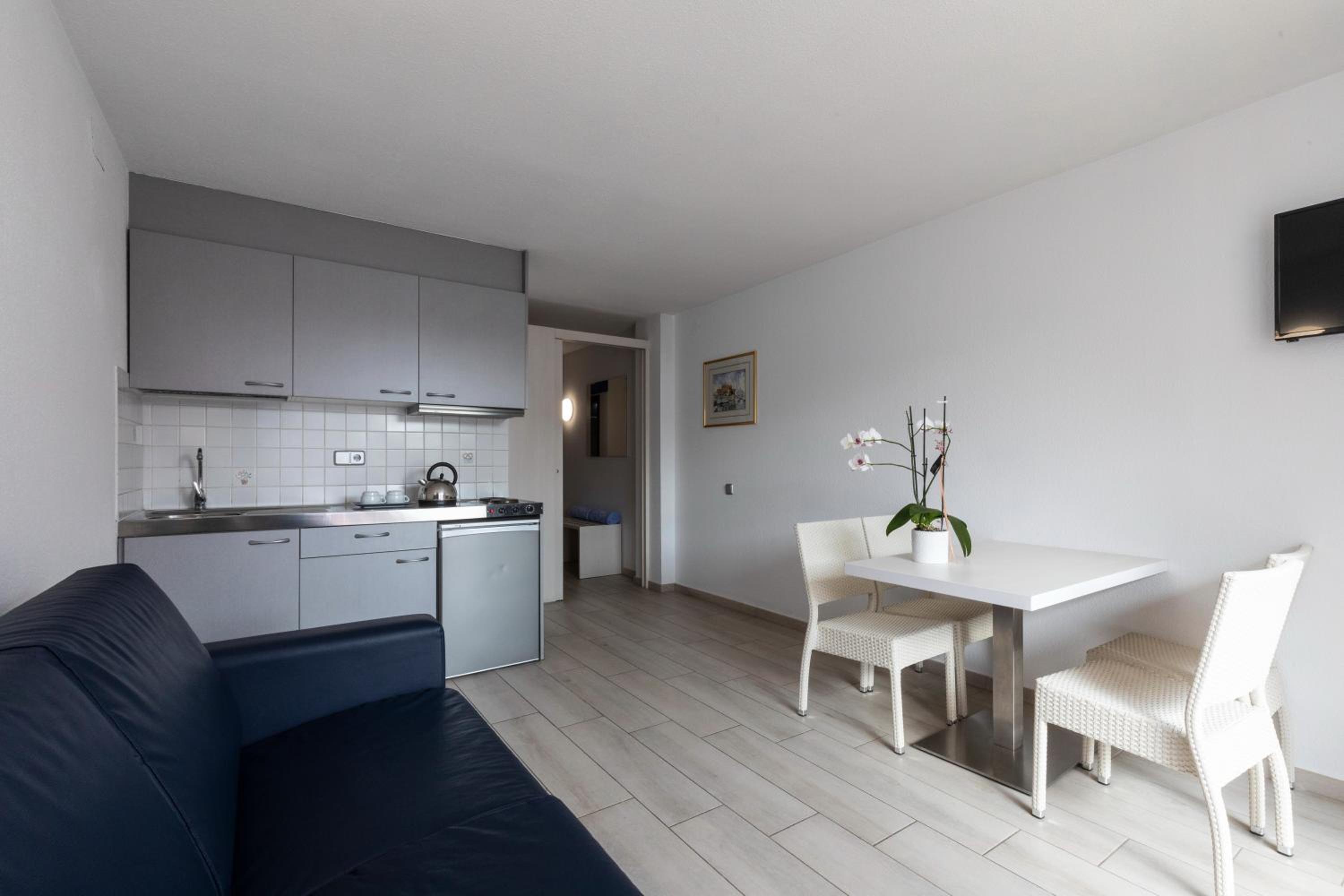 Junior Suite with Pool View - Photo 2